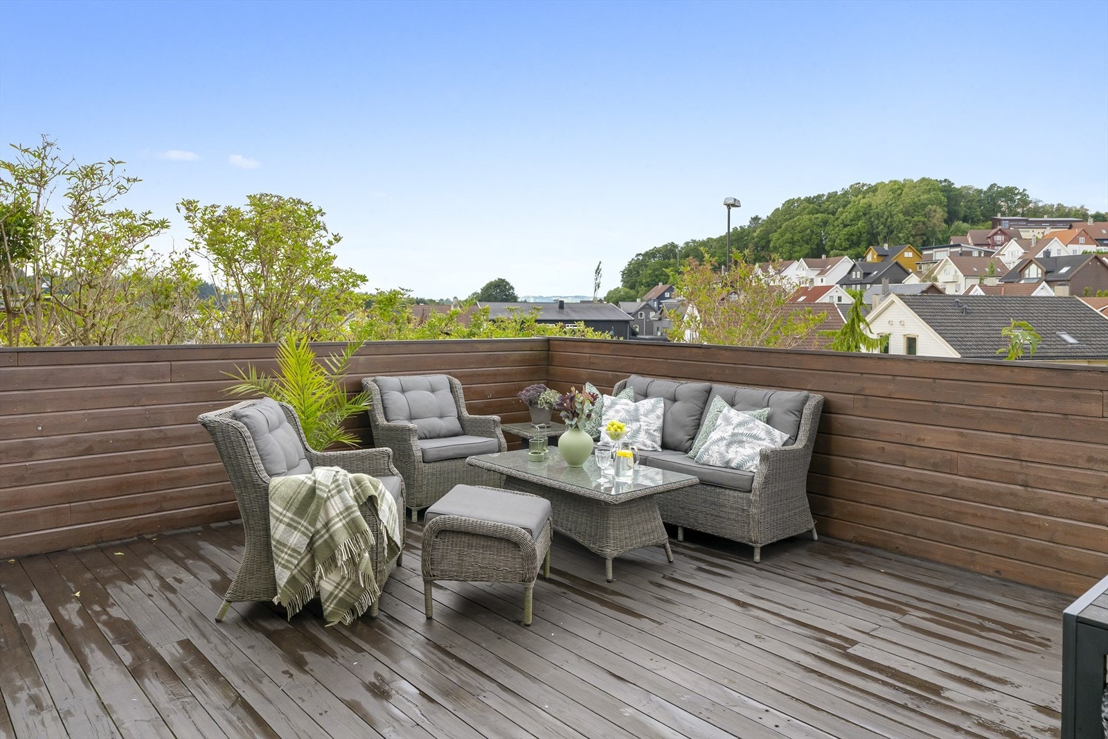 - Terrassen er av god størrelse, hvor man ligger på enden av rekken med sol fra morgen til kveld - Galleribilde