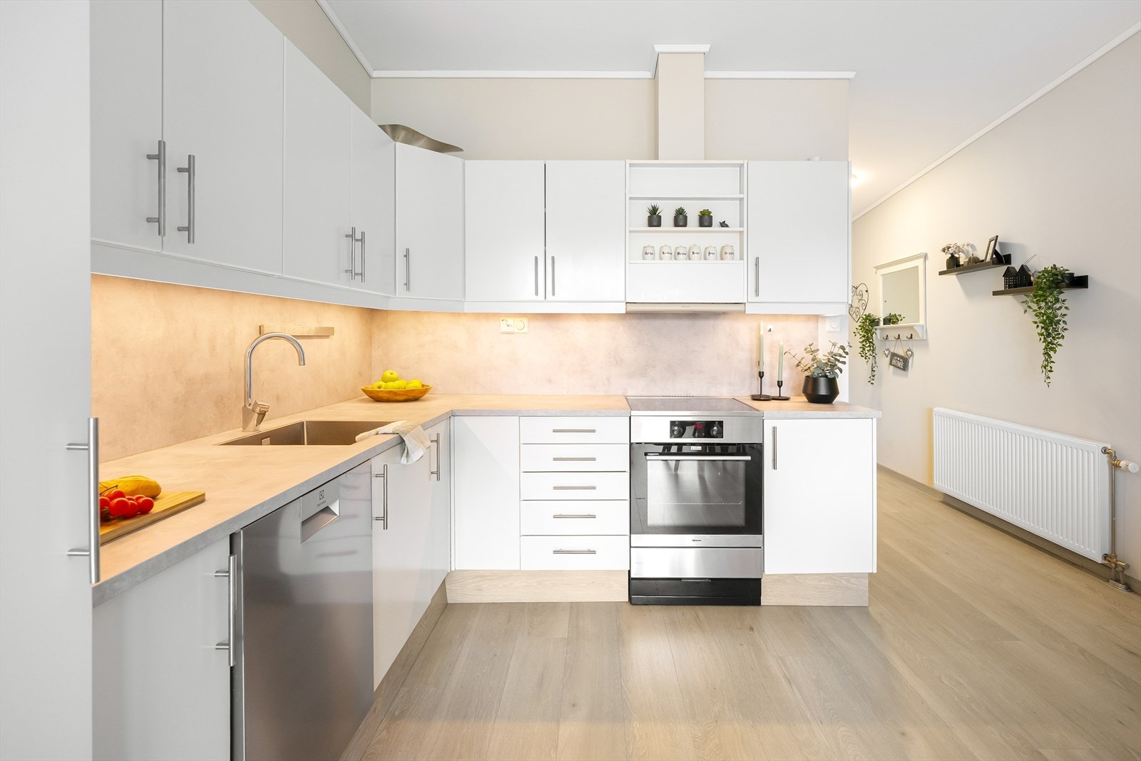 - Tidløst kjøkken med god oppbevaringsplass både i skap og på benk - Galleribilde