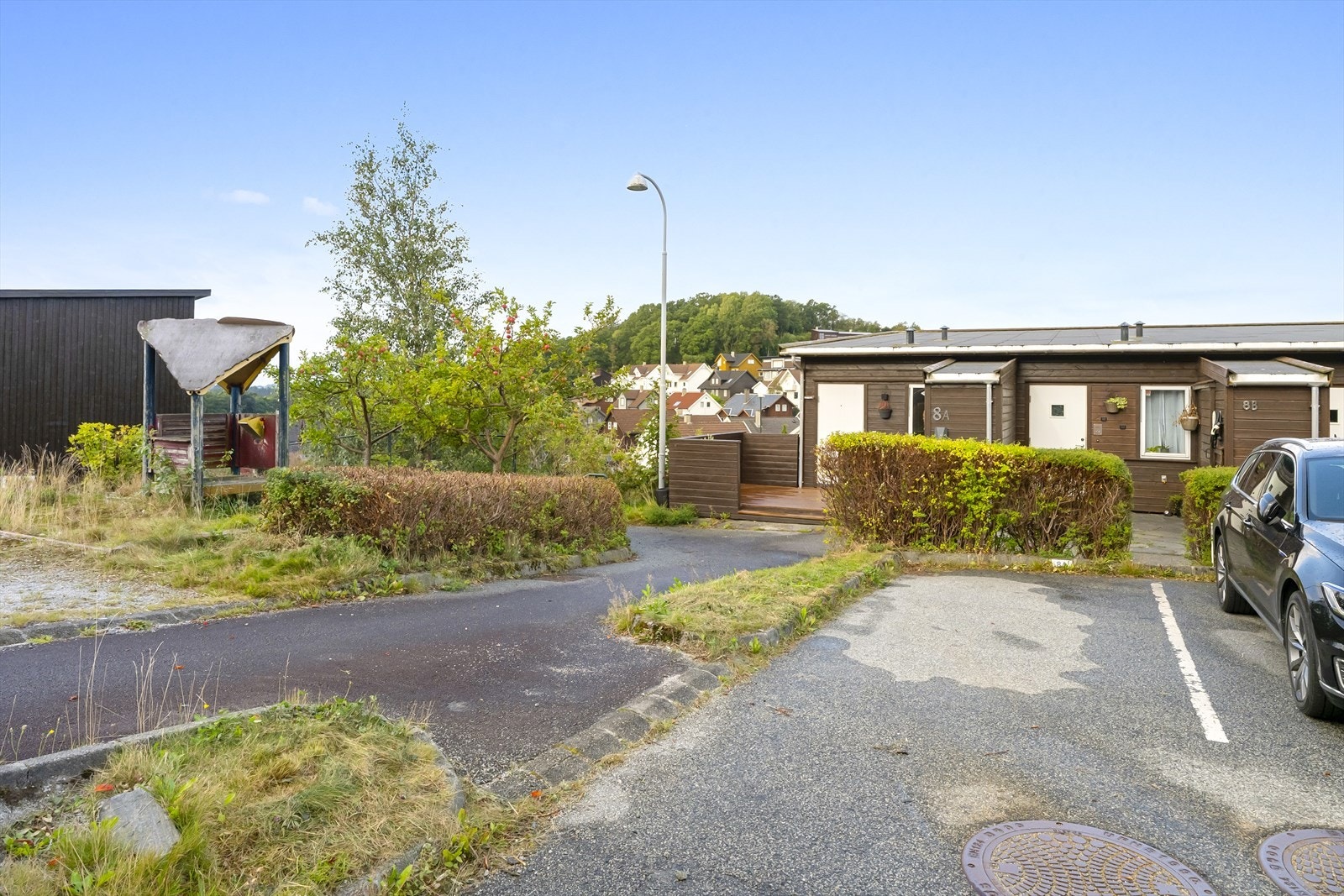 - Man har også fast parkeringsplass like ved inngangsdøren, samt flere lekeplasser på tunet - Galleribilde