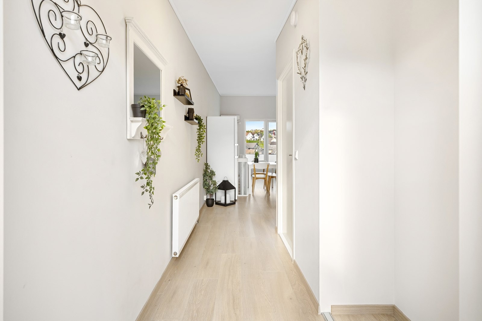 - God plass til oppheng av yttertøy og skostativ - Galleribilde