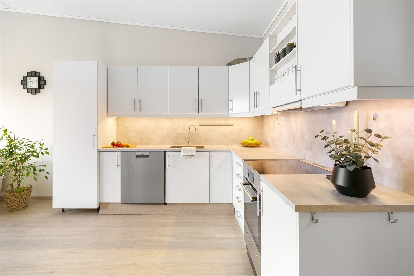 - Det er montert backsplash over benkeplaten og lys under overskapene - Galleribilde