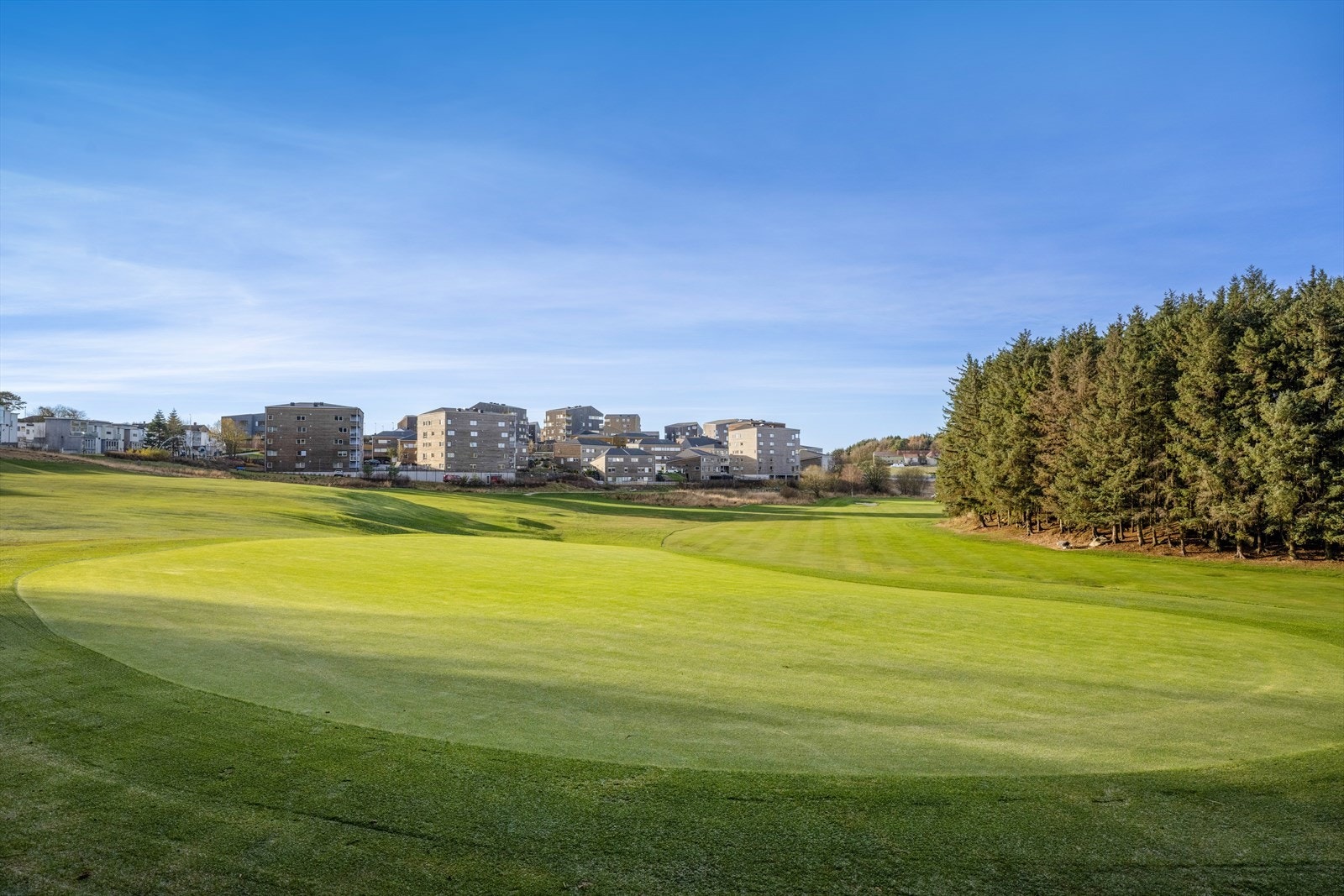 - Det er også kort vei til fritidsaktiviteter som golfbane, turstier, og Åsenhallen for å nevne noe - Galleribilde