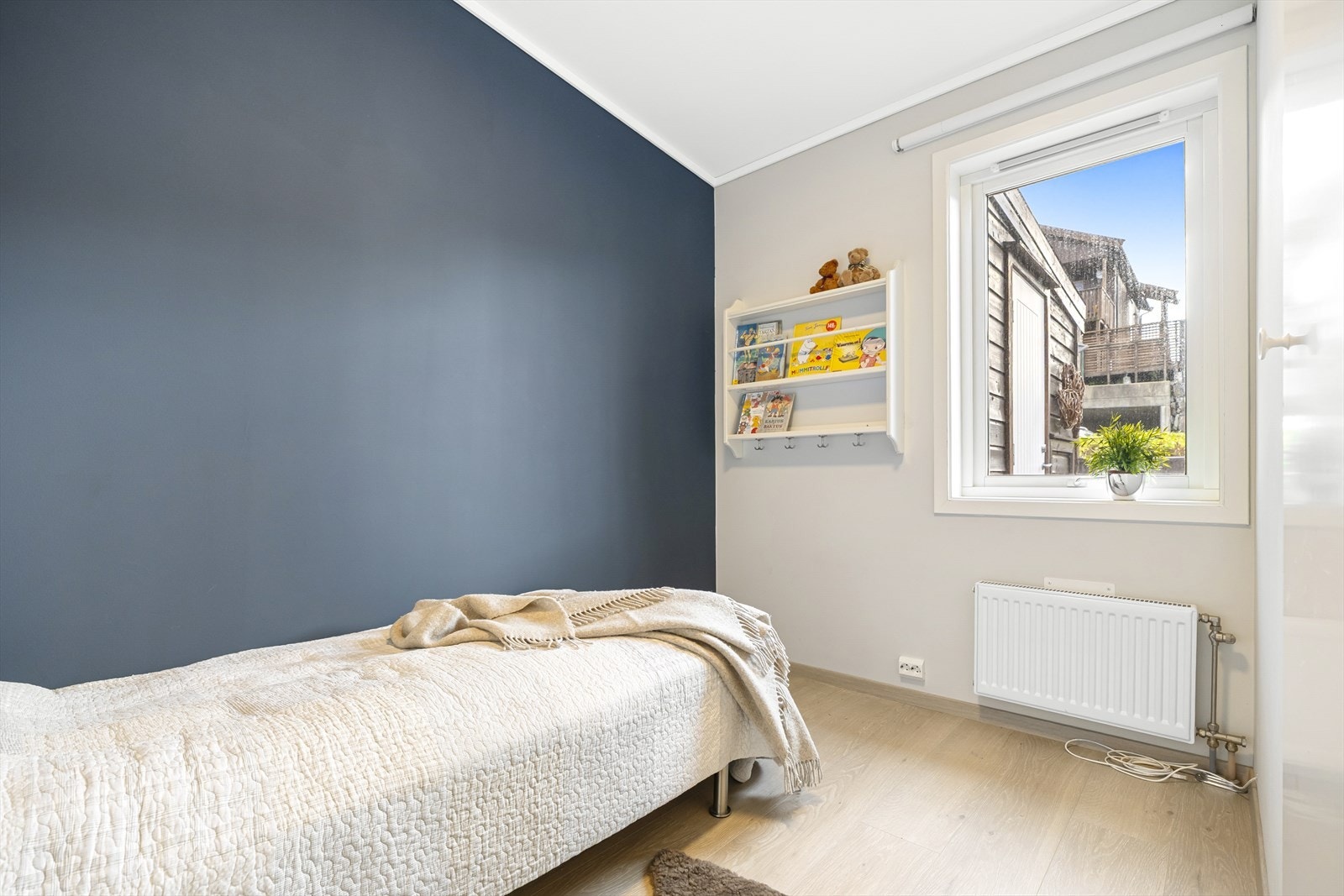 - Soverommet har blitt brukt som barnerom og har garderobeskap til klær - Galleribilde