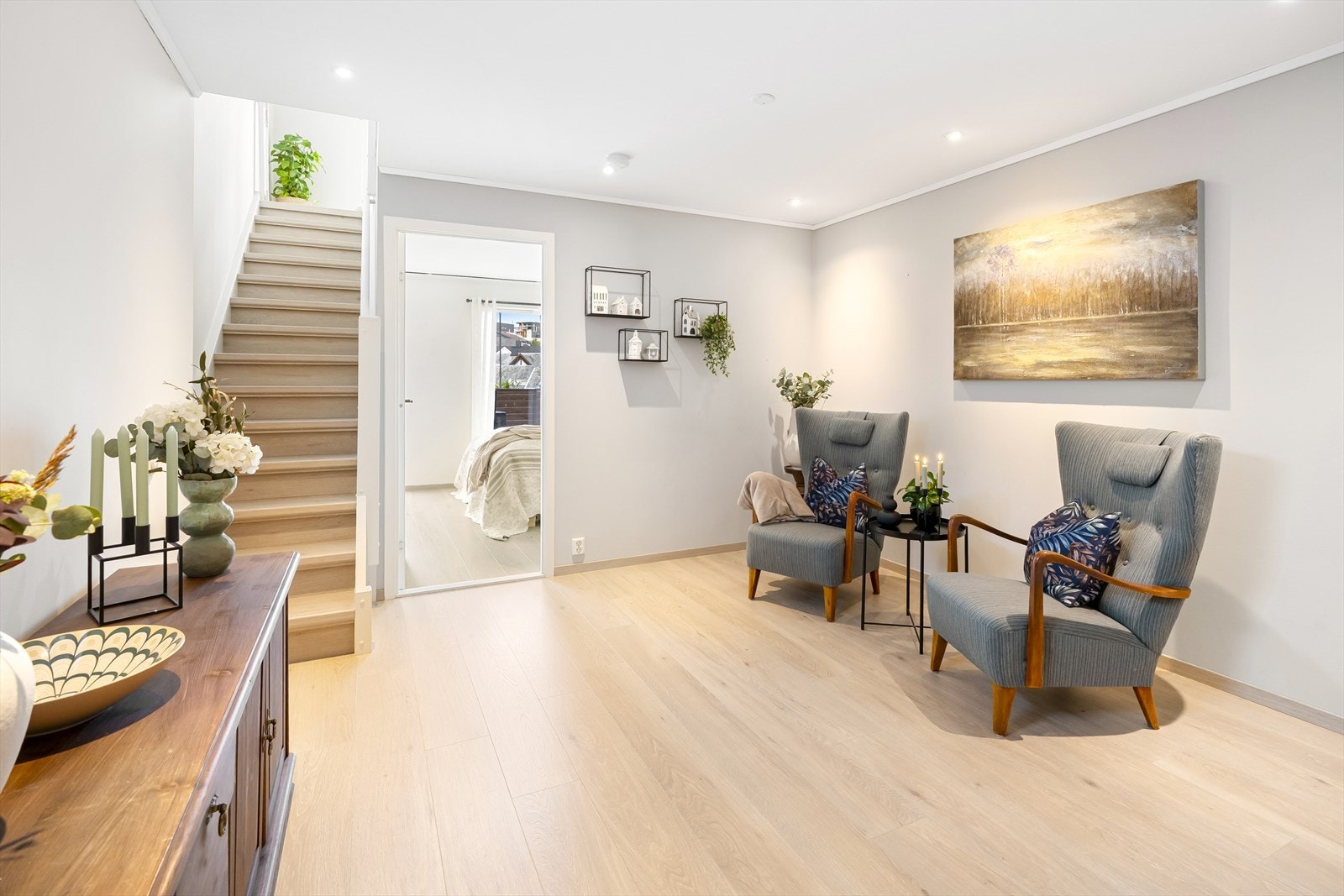 - TV-stuen er lys og romslig hvor det er god plass til både sofakrok, TV-benk og eventuelt hjemmekontoret - Galleribilde