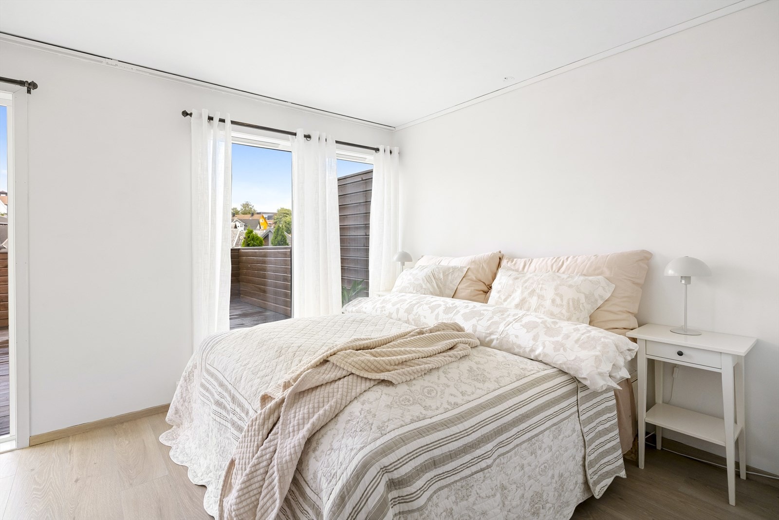 - Innenfor stuen har man hovedsoverommet som er malt i senere tid - Galleribilde