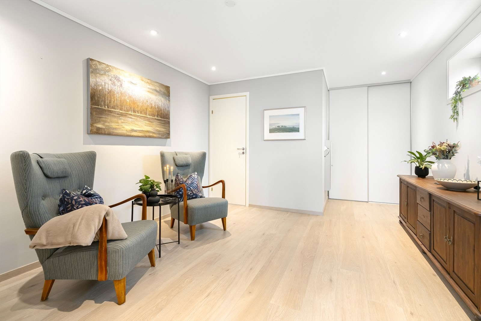 - Innenfor TV-stuen har man både skyvedørsgarderobe og bad - Galleribilde