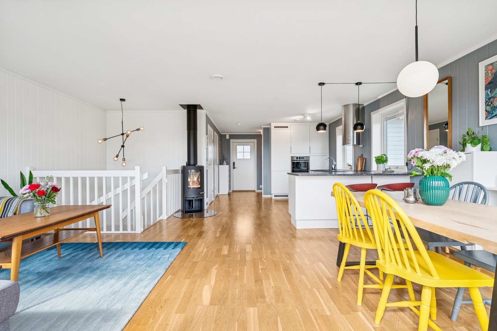 Den åpne planløsningen gir en luftig og behagelig atmosfære. Galleribilde