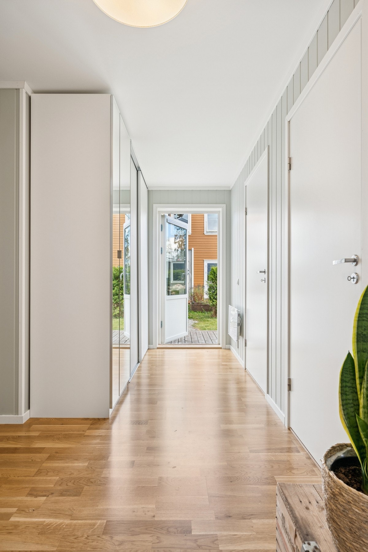 Fra gangen er det utgang til hagen - en fin forlengelse av oppholdsarealet om sommeren. Galleribilde