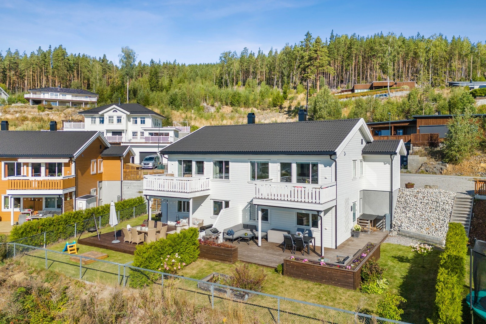 Boligen i Blåbærveien 21 ligger i Bergermarka, et nyere og attraktivt boligområde vest for Jevnaker sentrum. Galleribilde