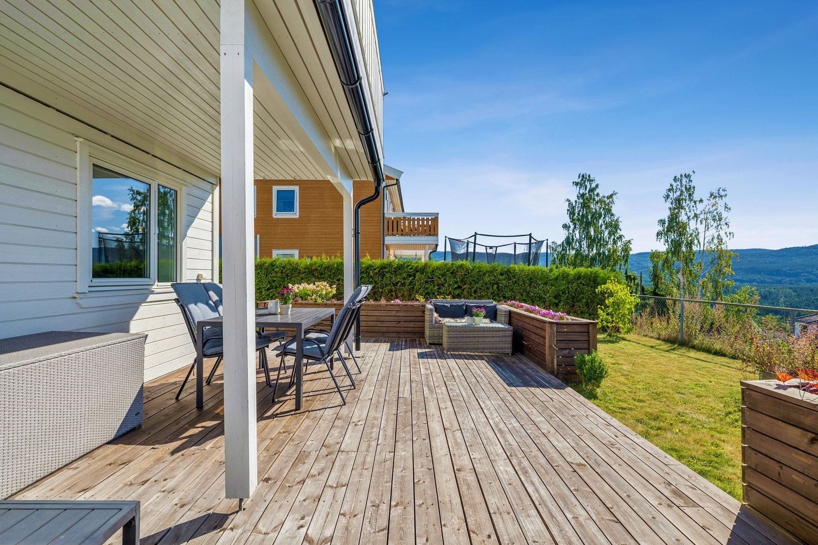 Stor terrasseplatting og hage som gir gode solforhold og plass til både lek og avslapning. Galleribilde