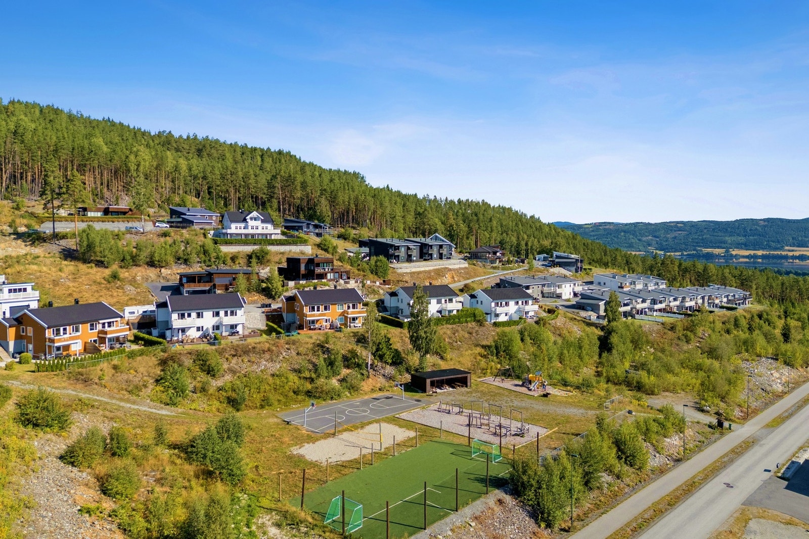 Kombinasjonen av nærhet til natur, gode servicetilbud og spennende kultur gjør Bergermarka og Jevnaker til et svært attraktivt sted å bo - et sted hvor du kan leve tett på både hverdagens bekvemmeligheter og naturopplevelser. Galleribilde