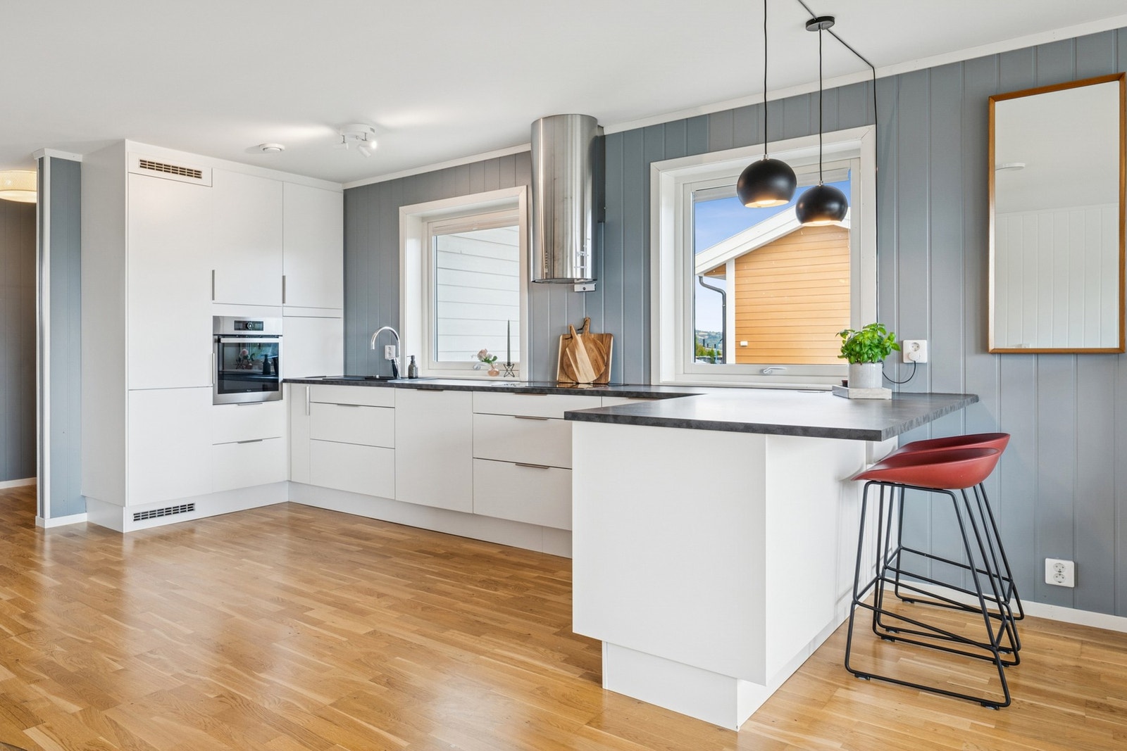 Kjøkkenet ligger praktisk til i tilknytning til stuen - perfekt for familieliv og gjester. Galleribilde