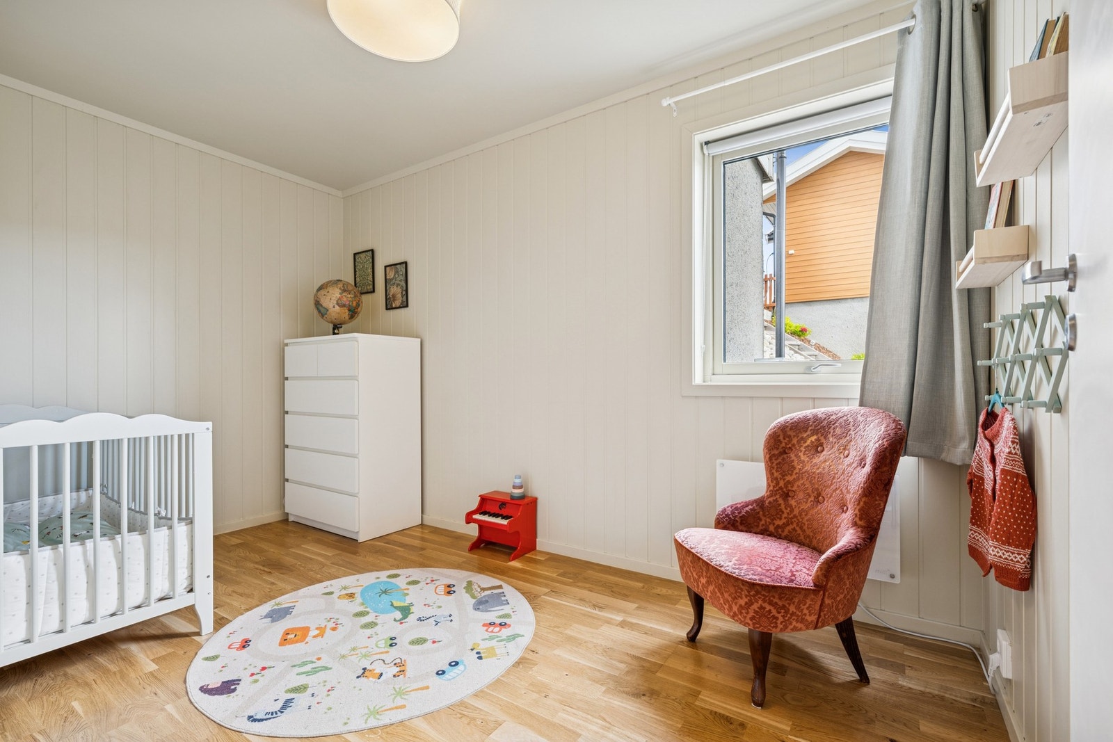 Trivelig soverom som passer like godt til barn, gjesterom eller hobbyrom. Galleribilde