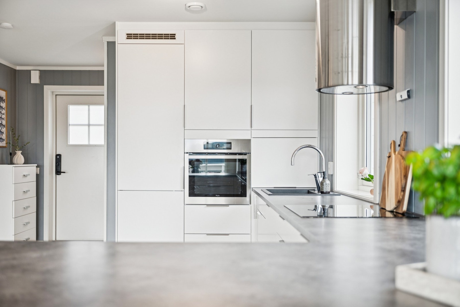 Stilrent kjøkken fra NYBO med god skapplass og integrerte hvitevarer. Galleribilde