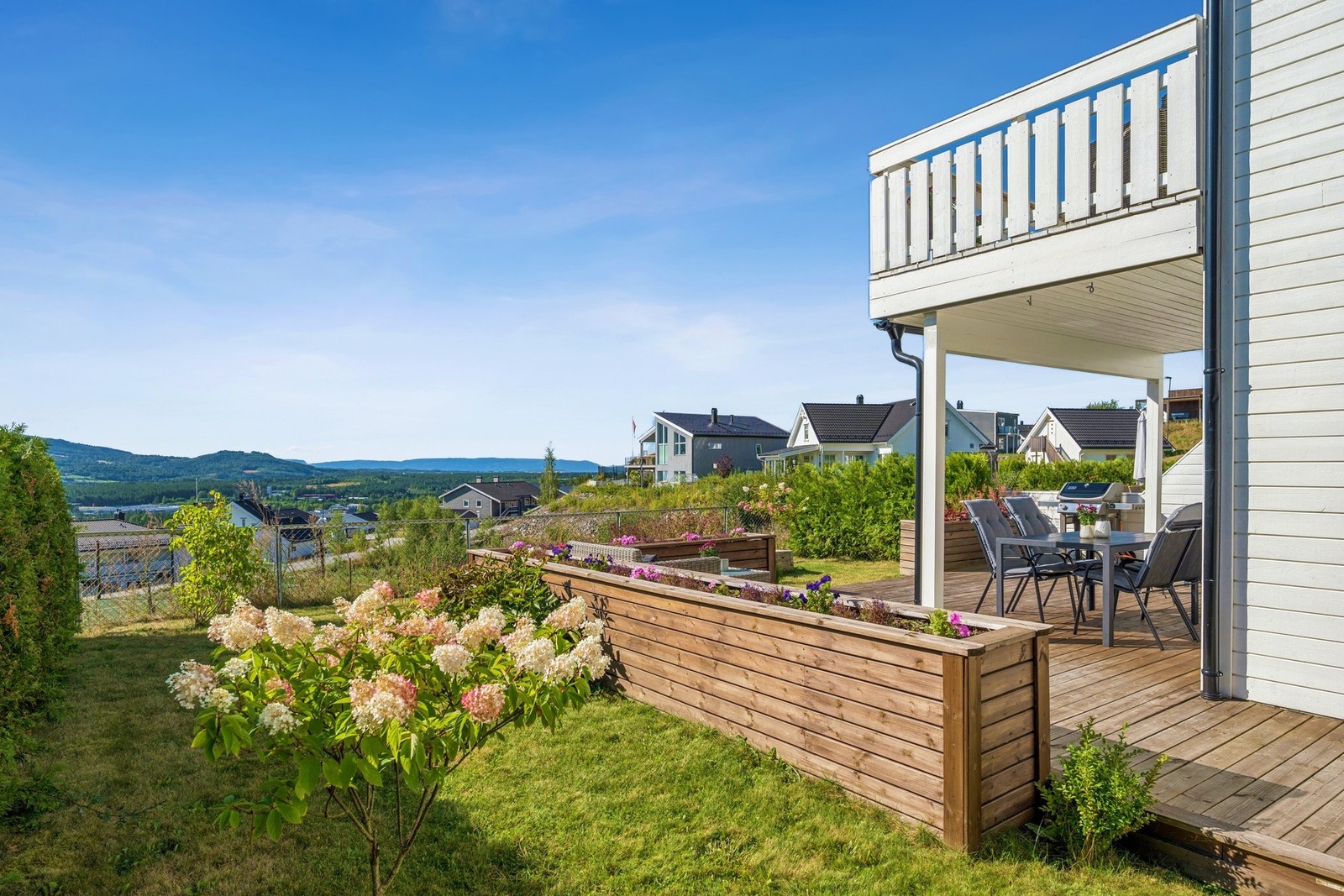 Frodige uteområder med hyggelige detaljer som skaper en lun atmosfære. Galleribilde