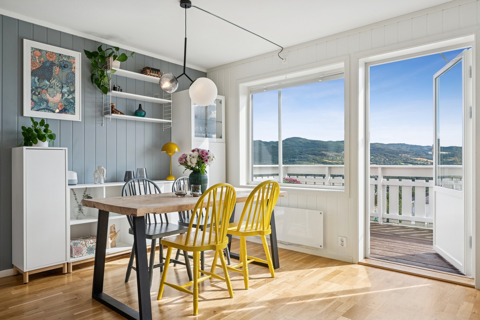 Fra stuen er det utgang til balkong hvor du kan nyte lange sommerdager. Galleribilde