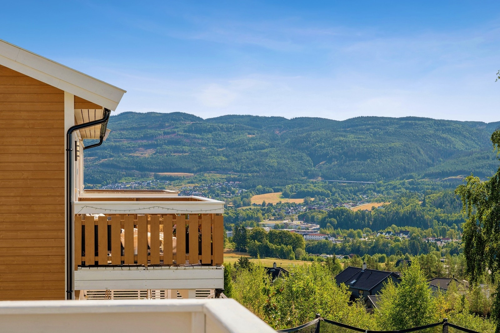 Fra balkongen har du en fantastisk utsikt over nærområdet og åsene i det fjerne. Galleribilde
