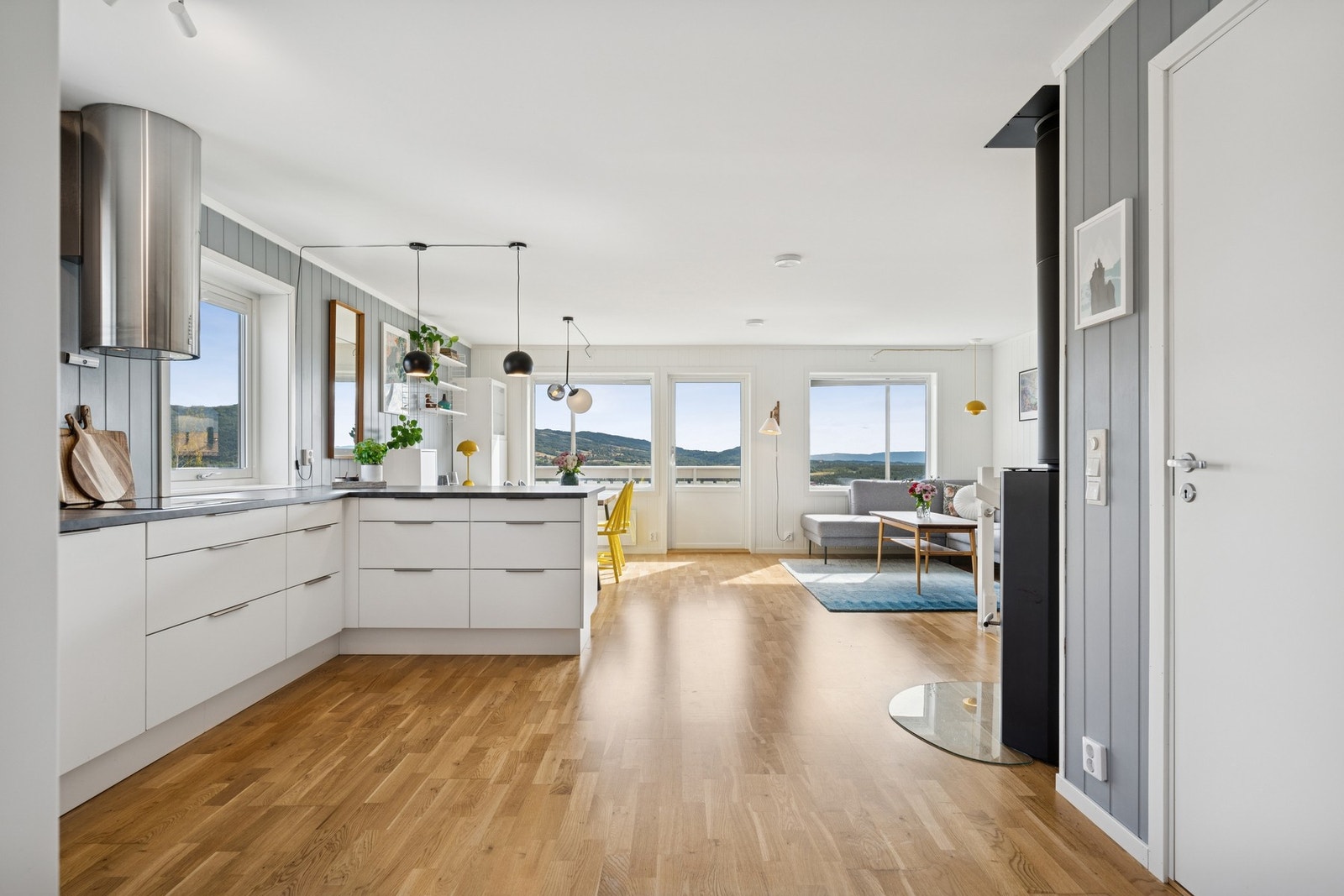 Åpen løsning gir en sosial atmosfære hvor matlaging og samvær går hånd i hånd. Galleribilde