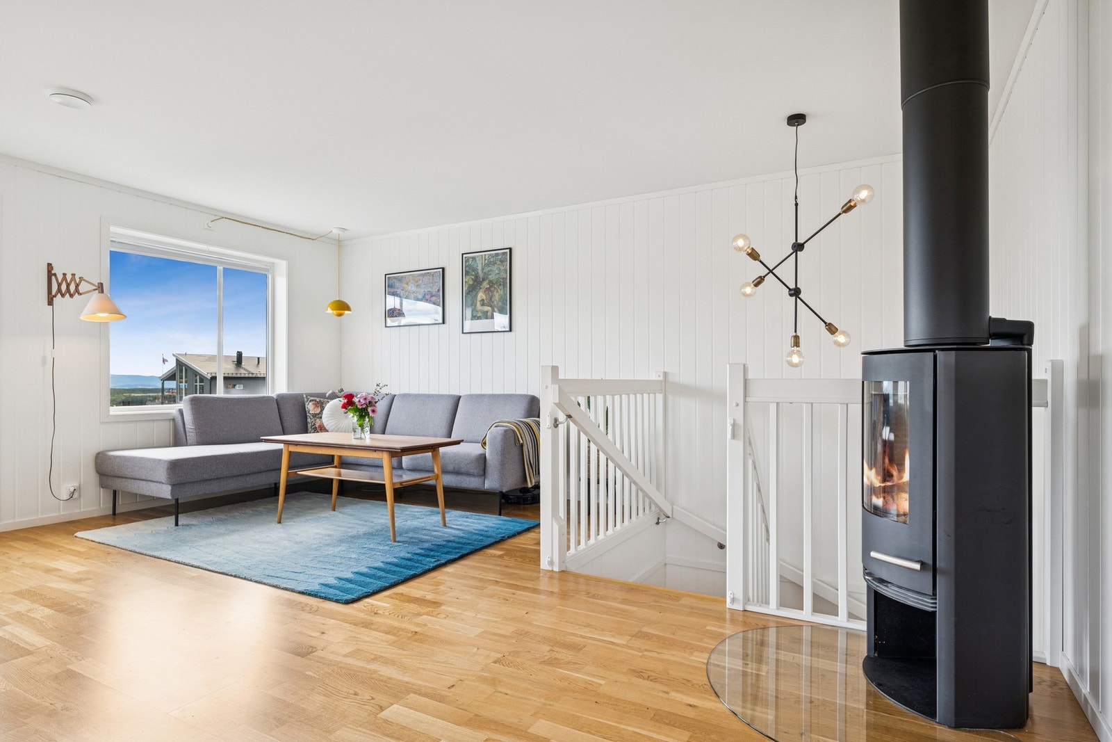 Romslig stue med store vindusflater som slipper inn rikelig med dagslys. Galleribilde