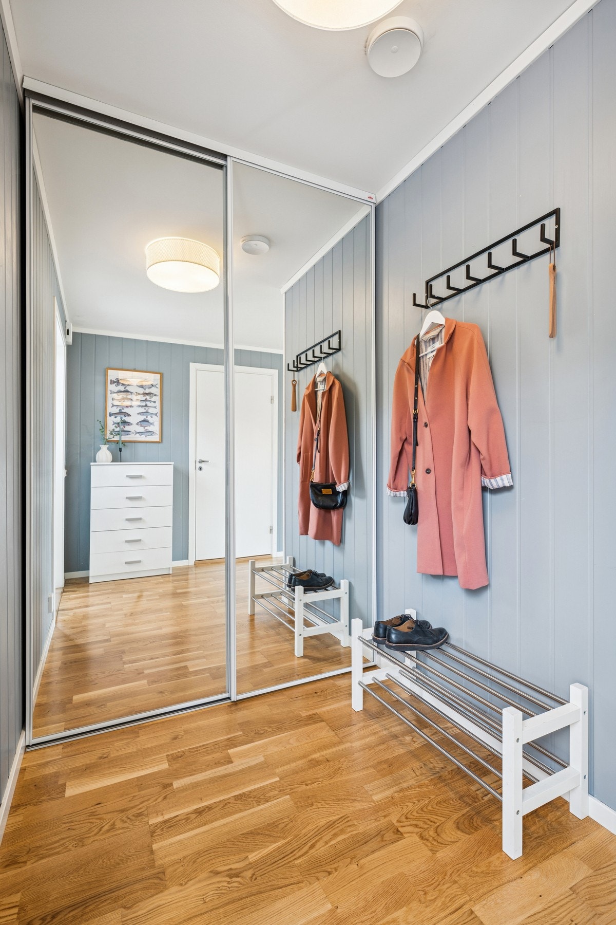 Entréen har god plass til å hensette sko og yttertøy i praktisk skyvedørsgarderobe. Galleribilde