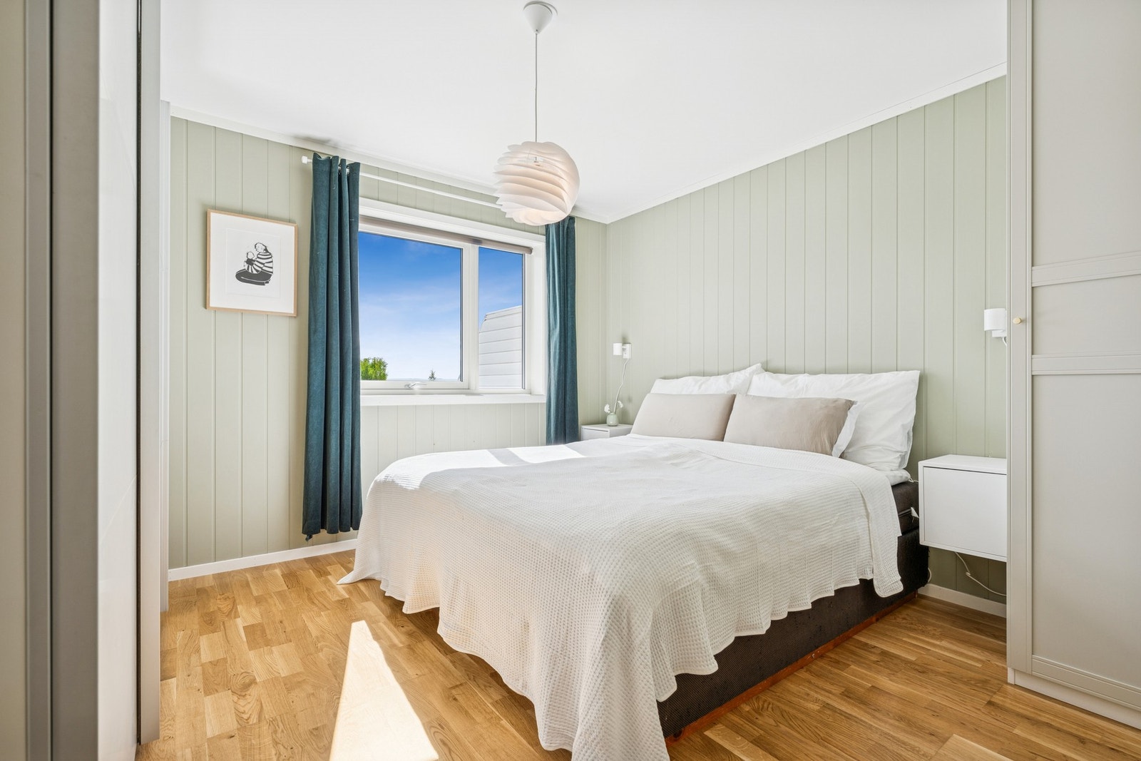 Et av boligens tre soverom i underetasjen - lyst og innbydende med god plass til seng og oppbevaring. Galleribilde