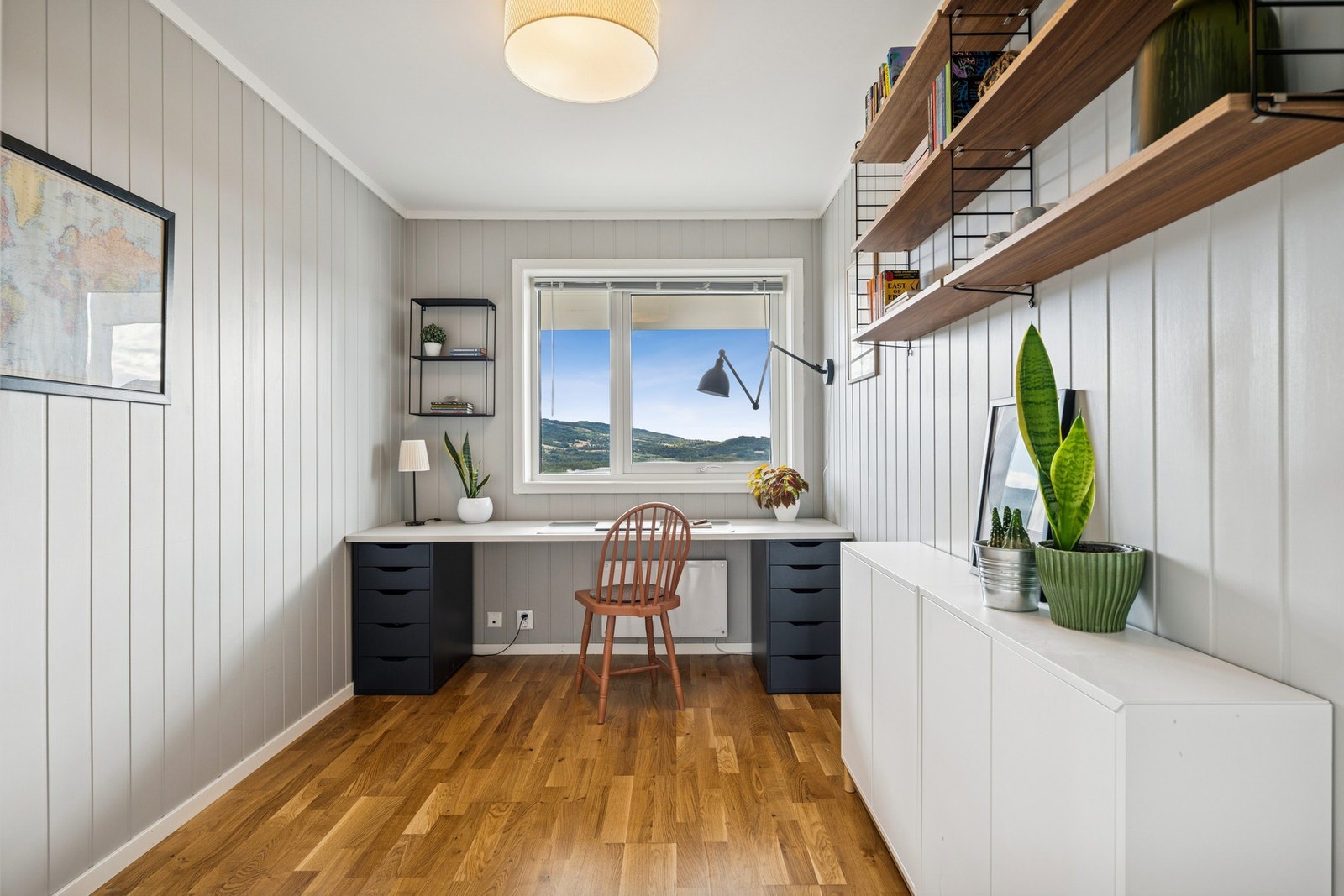 Praktisk rom som kan brukes som hjemmekontor, gjesterom eller soverom etter behov. Galleribilde