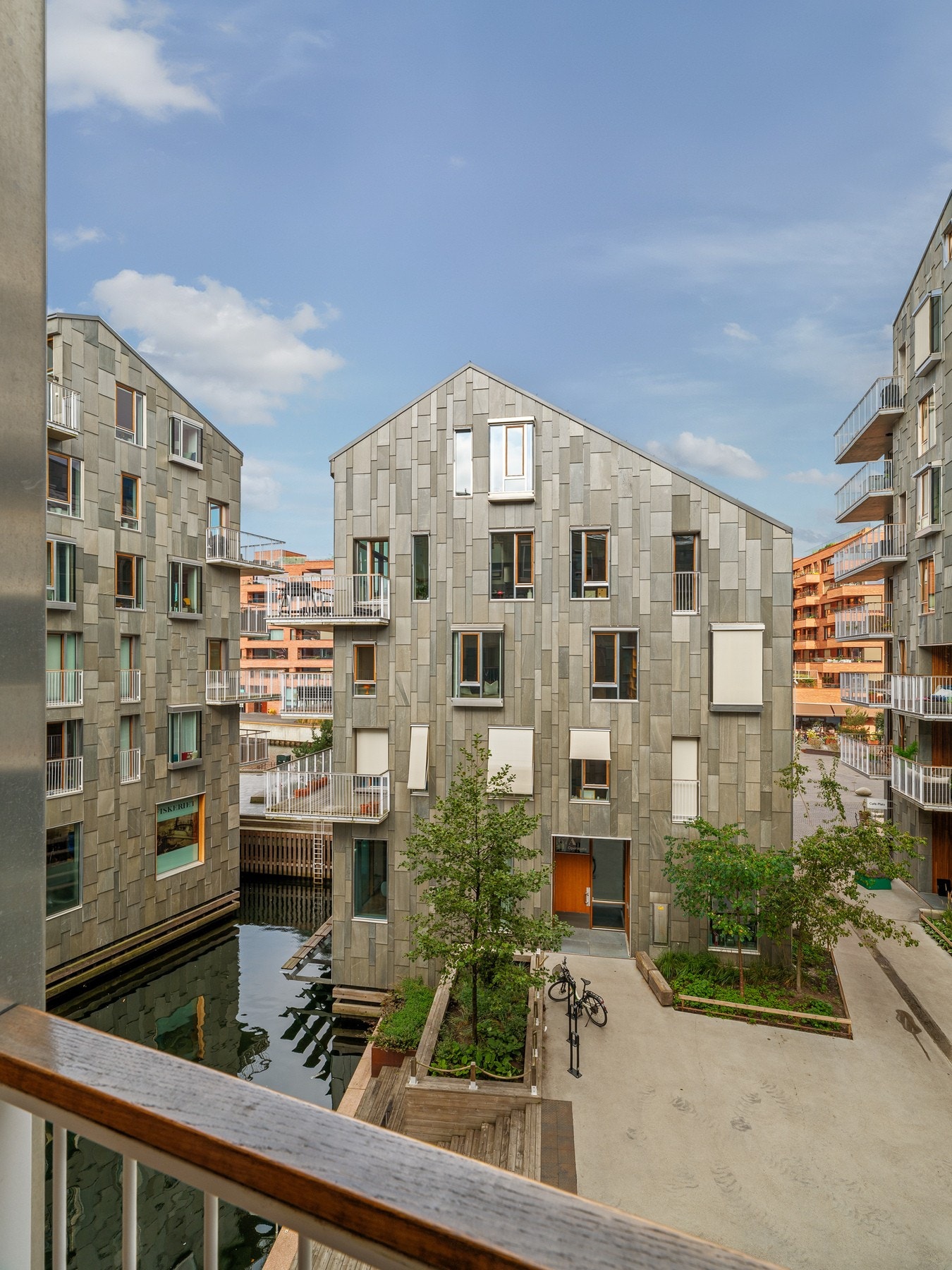 Fra soverom er det flott utsyn mot kanalen. Området mellom byggene er bilfritt og oppleves som rolig til tross for den sentrale beliggenheten. Galleribilde