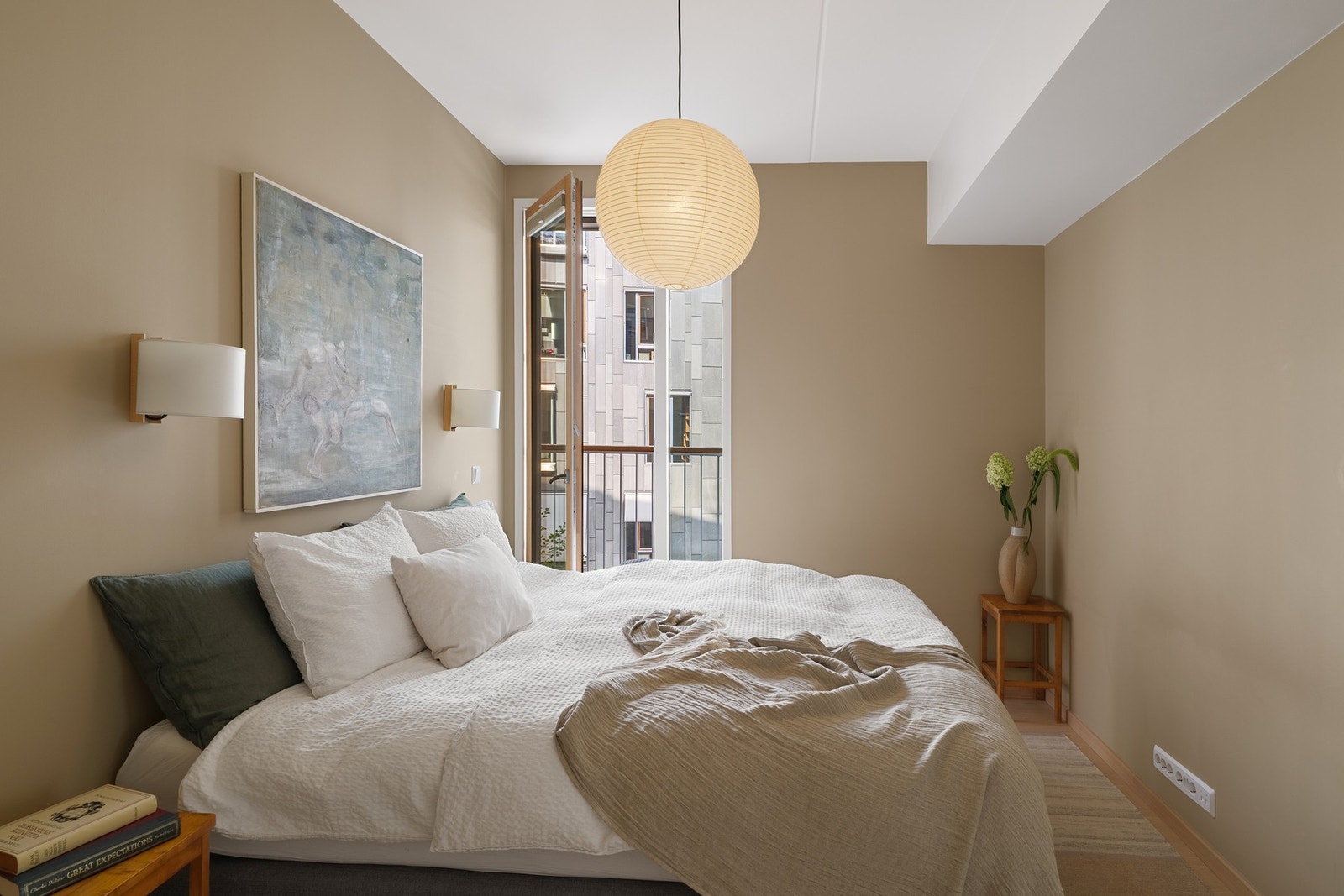 Måltilpassede plissègardiner i åpningsvinduer og balkongdører til franske luftebalkonger på kjøkken og hovedsoverom. Galleribilde