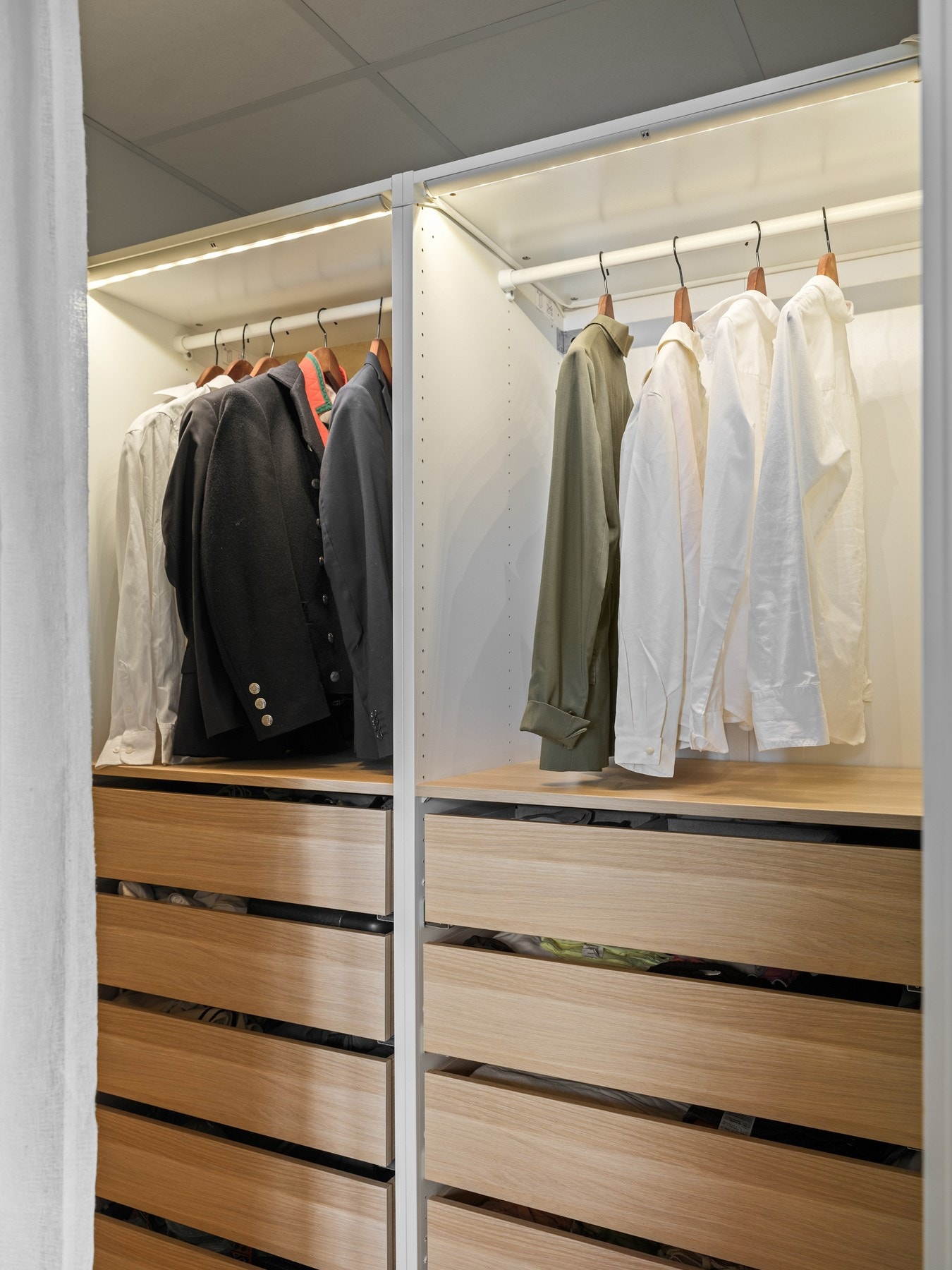 Walk-in-closet på hovedsoverom. Galleribilde