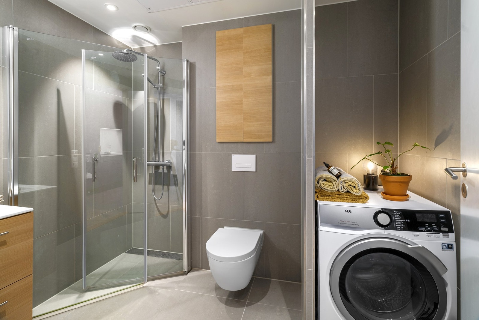 Lekkert flislagt bad med vannbåren gulvvarme. Galleribilde