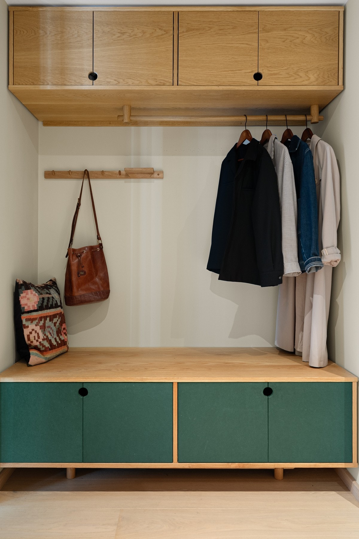 Plassbygget og eksklusivt gangmøbel i eik med mye lagringsplass, bygget av møbelsnekker. Galleribilde