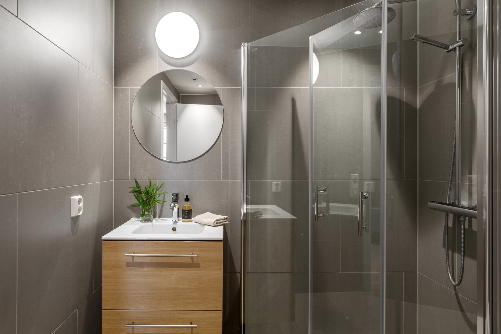 Badet har opplegg for vaskemaskin og tørketrommel. Galleribilde