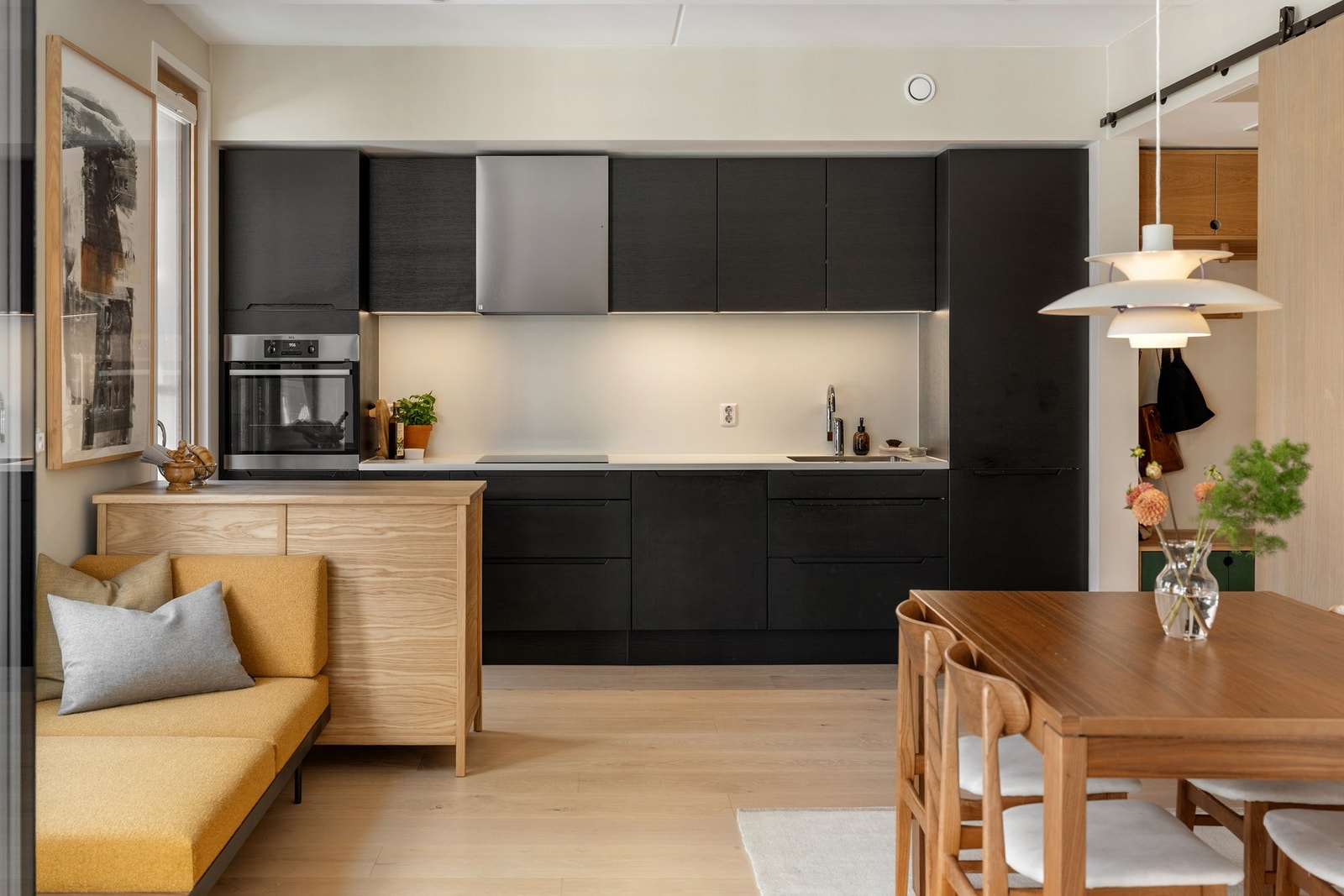 Åpen stue- og kjøkkenløsning. HTH kjøkkeninnredning. Integrerte hvitevarer medfølger og består av: stekeovn, nedfelt Induksjonstopp, oppvaskmaskin, kjøl og frys. Galleribilde