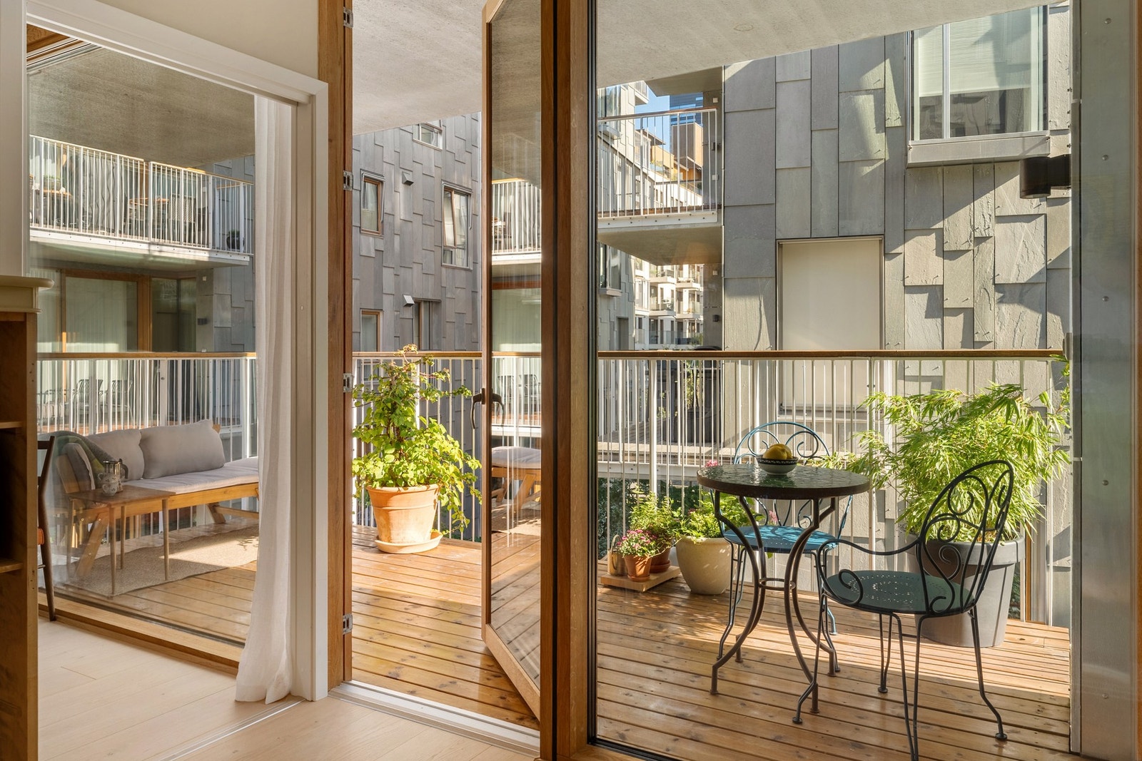 Utgang til balkong fra stuedel. Balkongen er utstyrt med utelys, stikkontakter og tremmegulv av terrassebord. Galleribilde