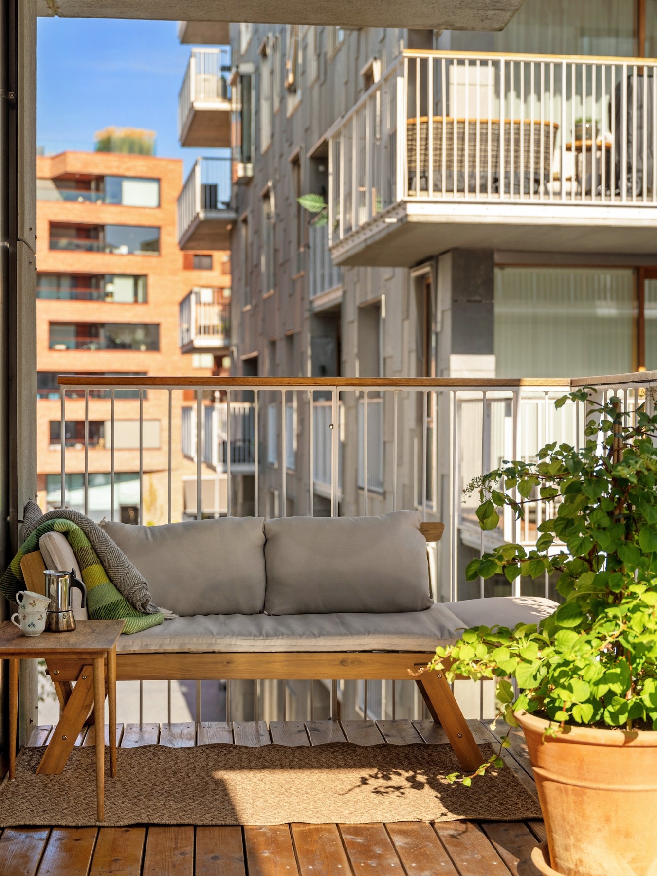 God plass til flere soner og det er utsikt mot kanalen i enden. Galleribilde