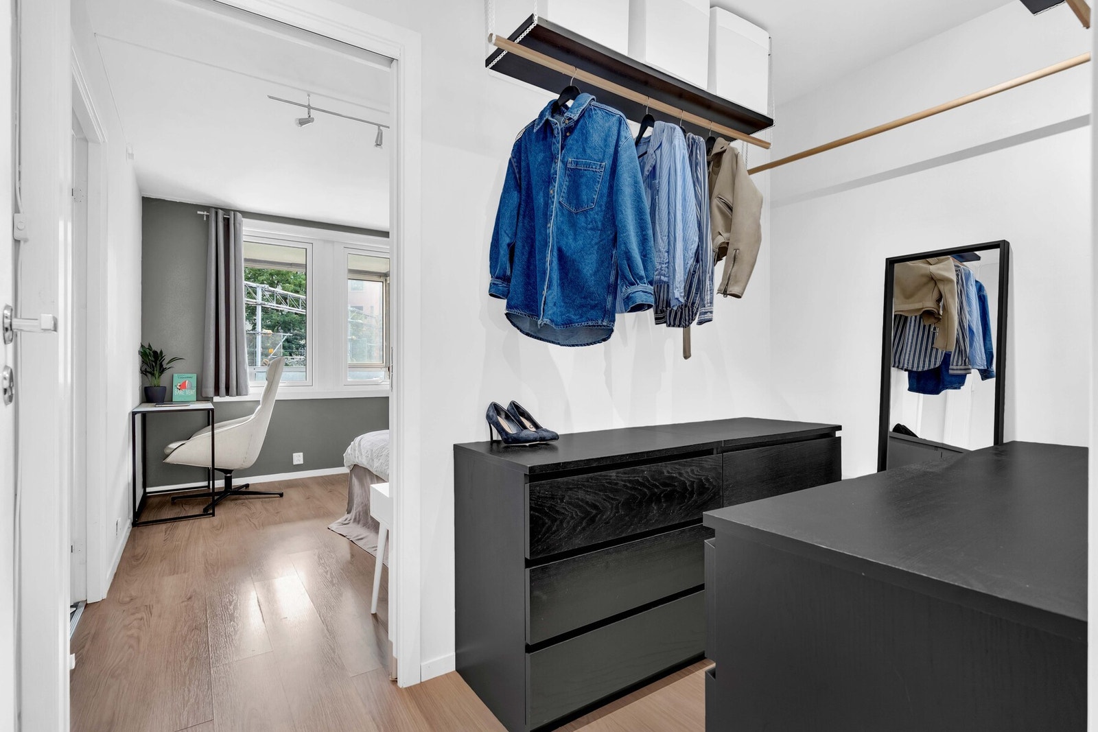 Inneboden er innredet som praktisk garderoberom. Galleribilde