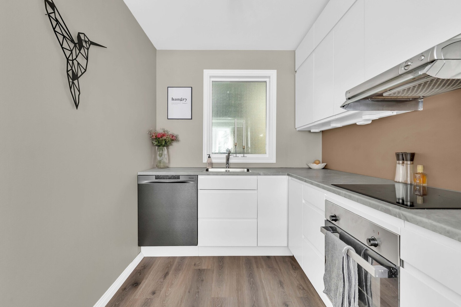 Godt med skap- og benkeplass. Galleribilde