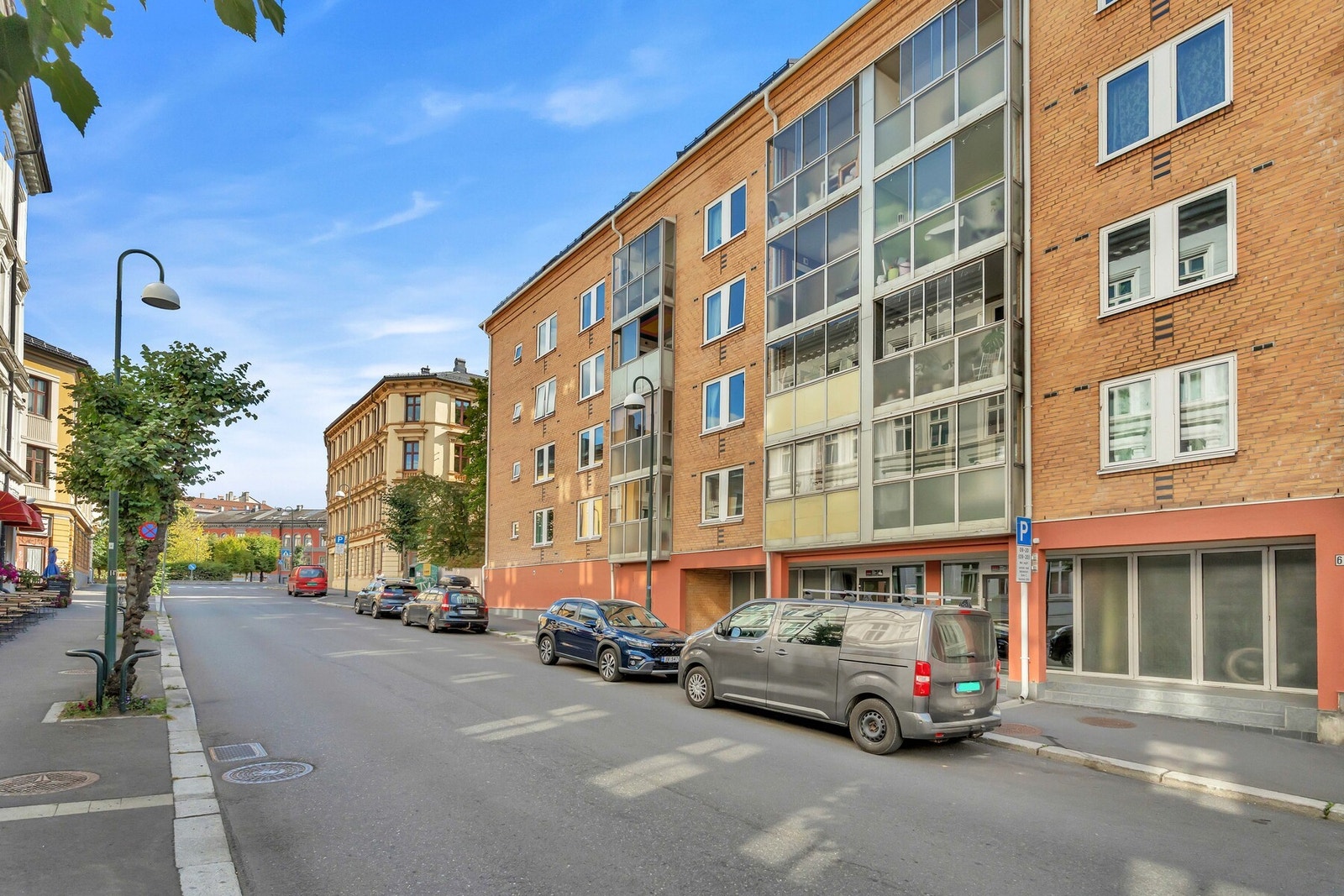 Fasade. Kun 10 min. gange til Oslo S, sentrum og fjorden.
Umiddelbar nærhet til kollektiv transport. Galleribilde