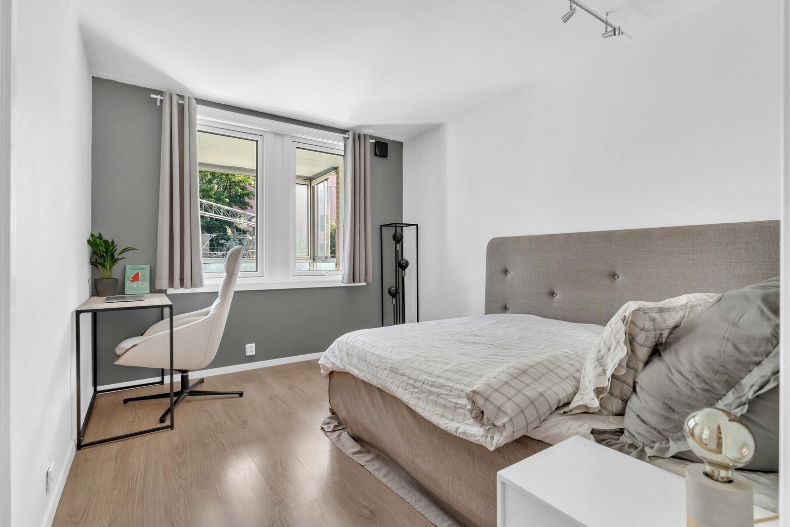 Romslig soverom. Galleribilde