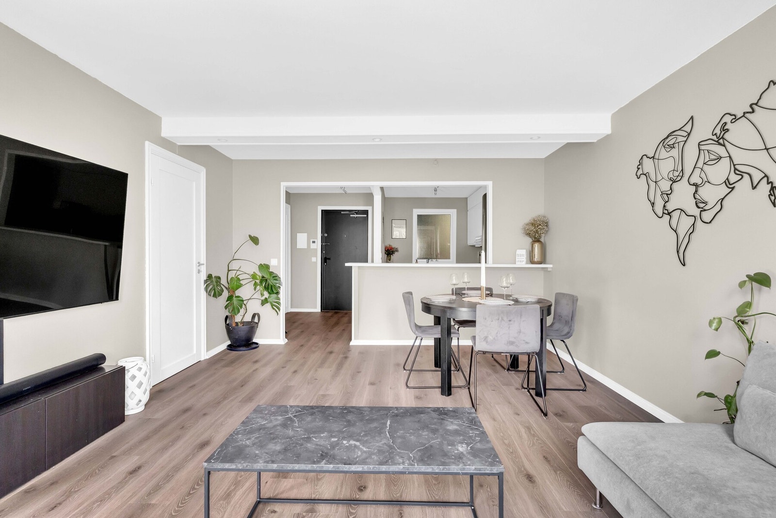 Deler av vegg mot kjøkken er åpnet opp for å få en luftigere romfølelse. Galleribilde