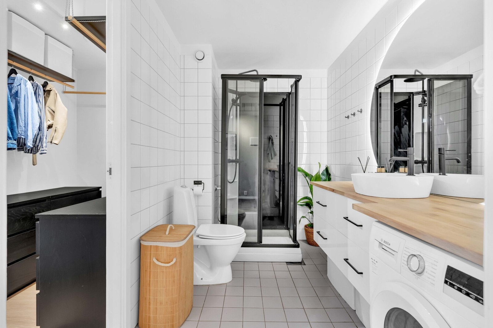 Bad med gulvvarme og dusjkabinett. Inngang fra både walk inn gjennom soverom, samt mellomgang. Galleribilde