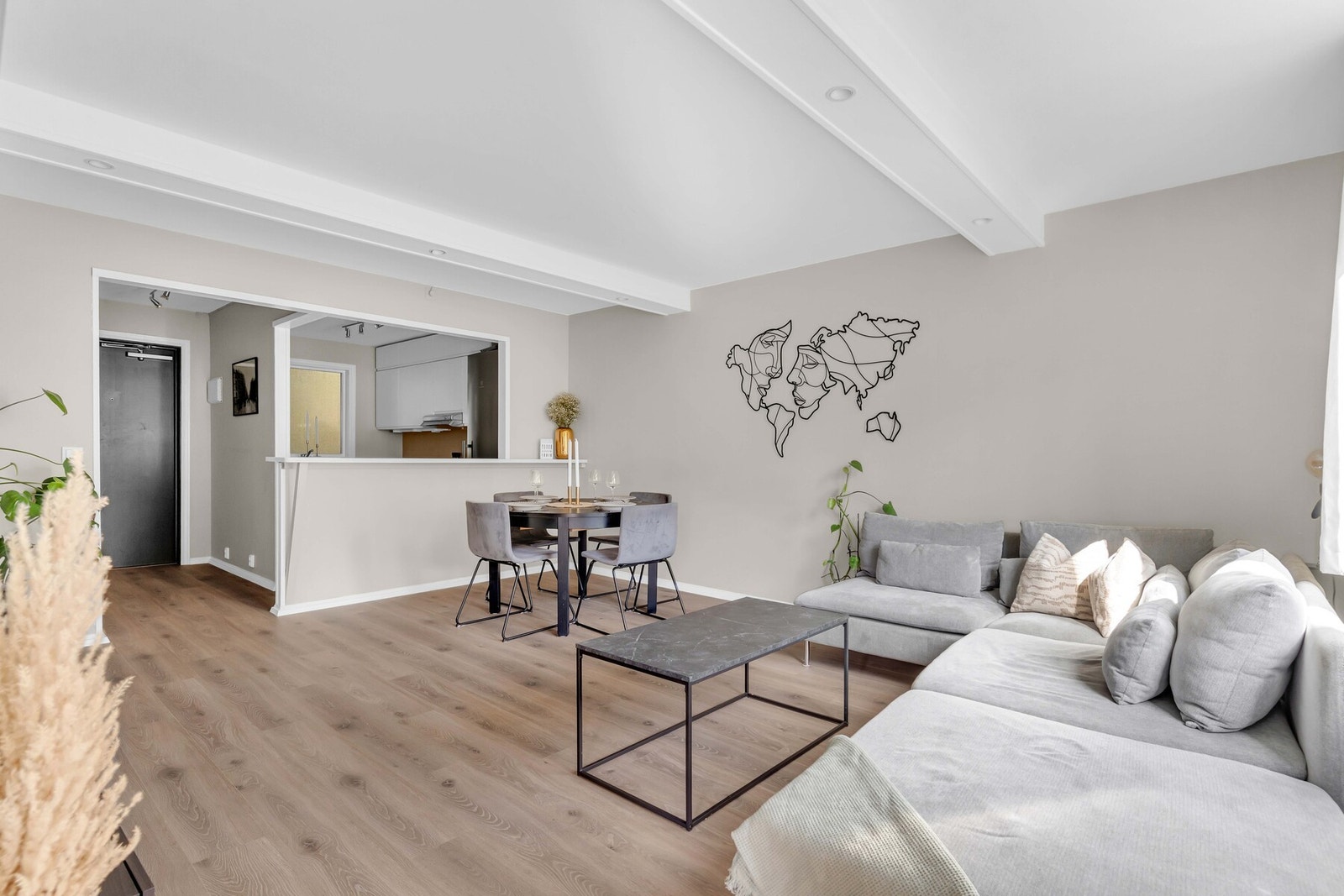 Stue med god plass til både sofa og spisebord. Galleribilde