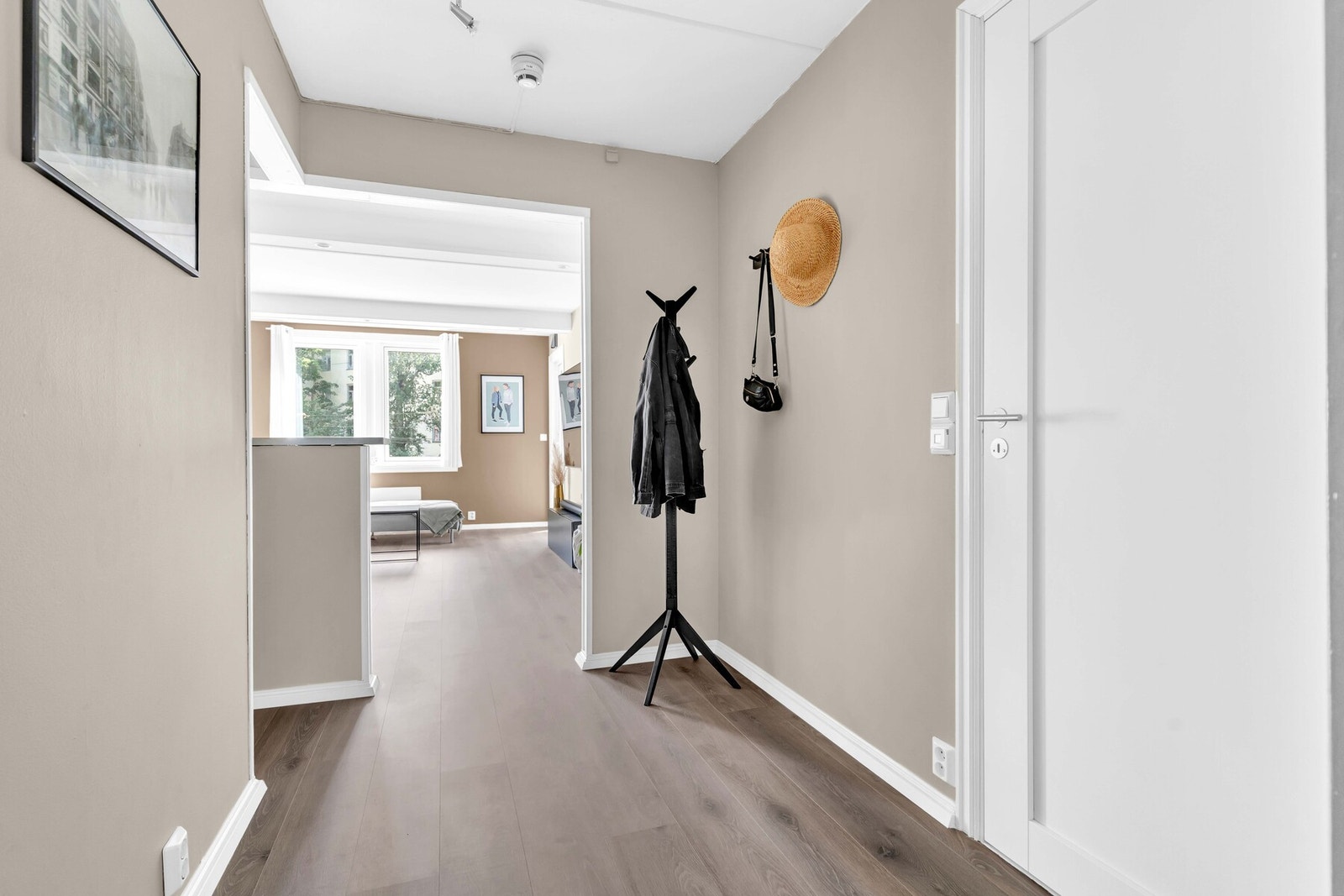 God plass til å henge fra seg yttertøy og sette fra seg sko. Galleribilde