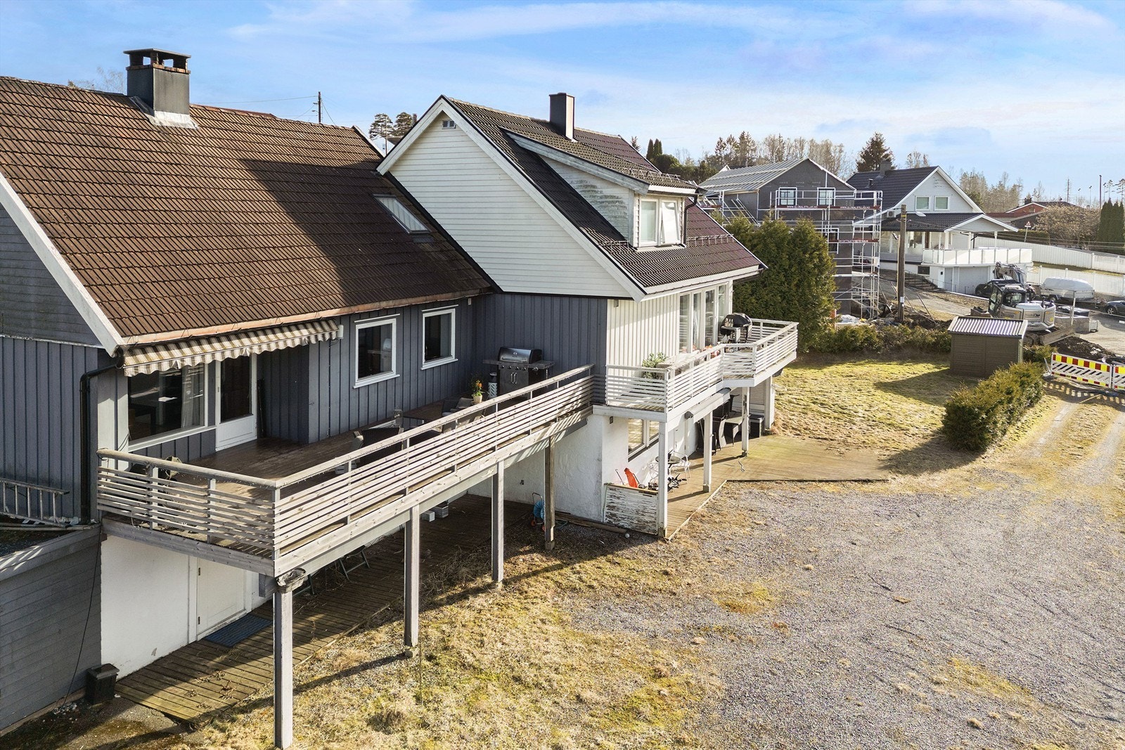 Romslig vestvendt veranda med utsikt Galleribilde