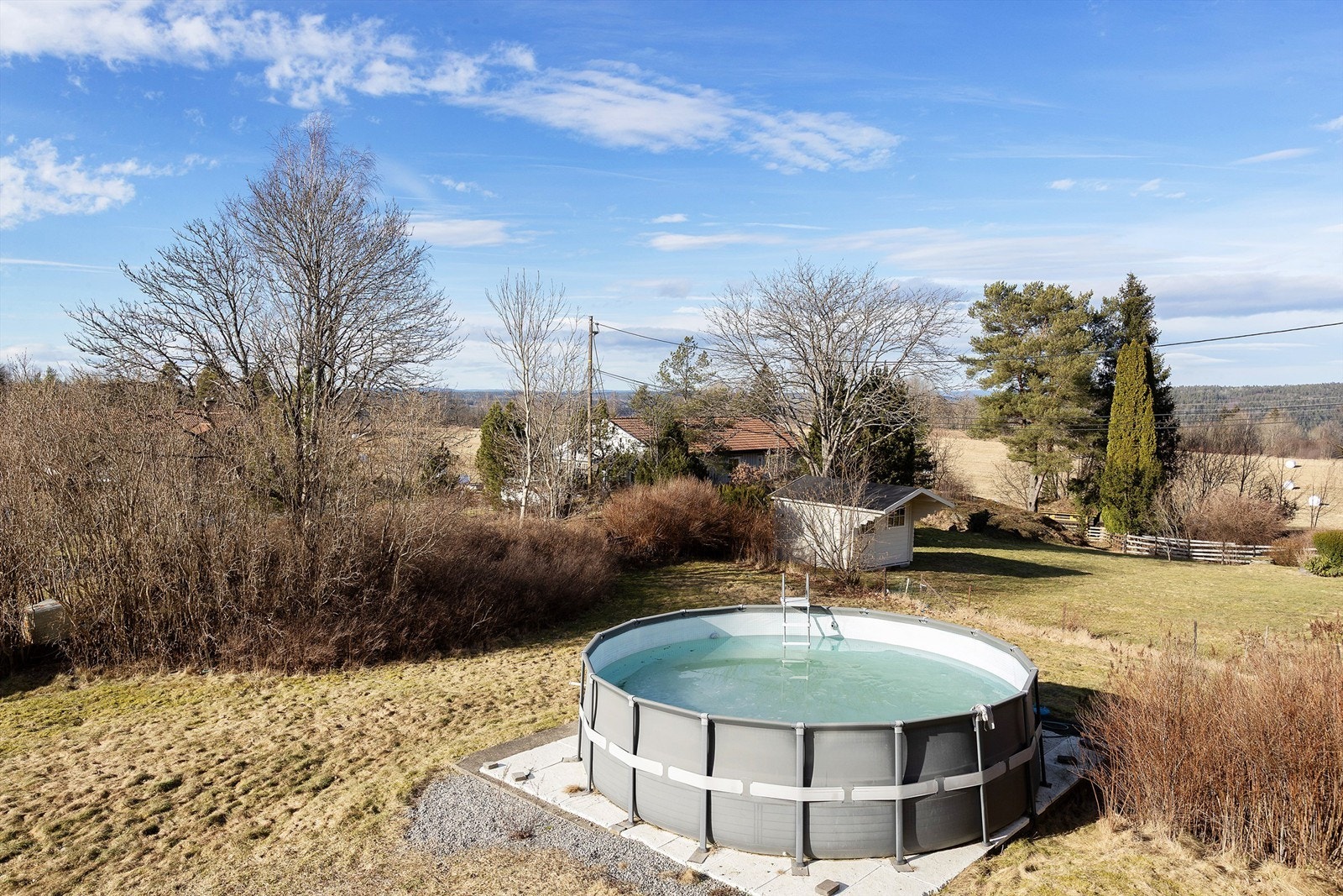 Basseng i hagen medfølger Galleribilde