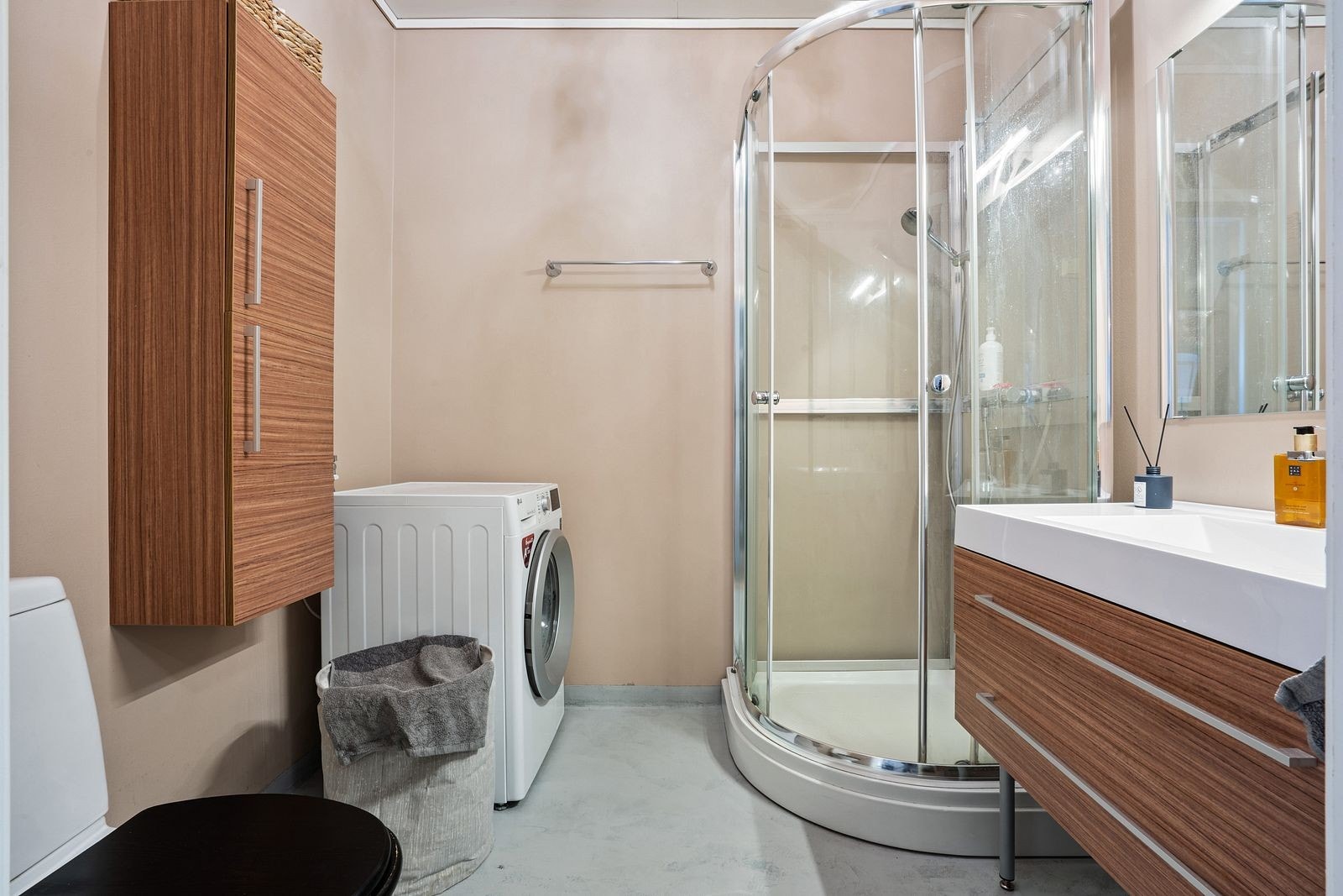 Badet har vaskemaskin, dusjkabinett, toalett og innredning med servant. Galleribilde