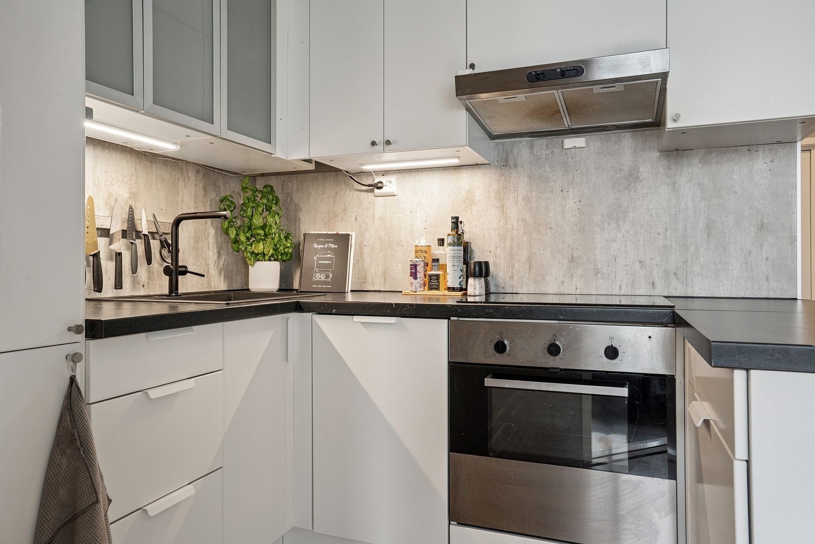 Stilrent og innbydende kjøkken. Kjøkkenet har integrerte hvitevarer som følger leieforholdet. Galleribilde