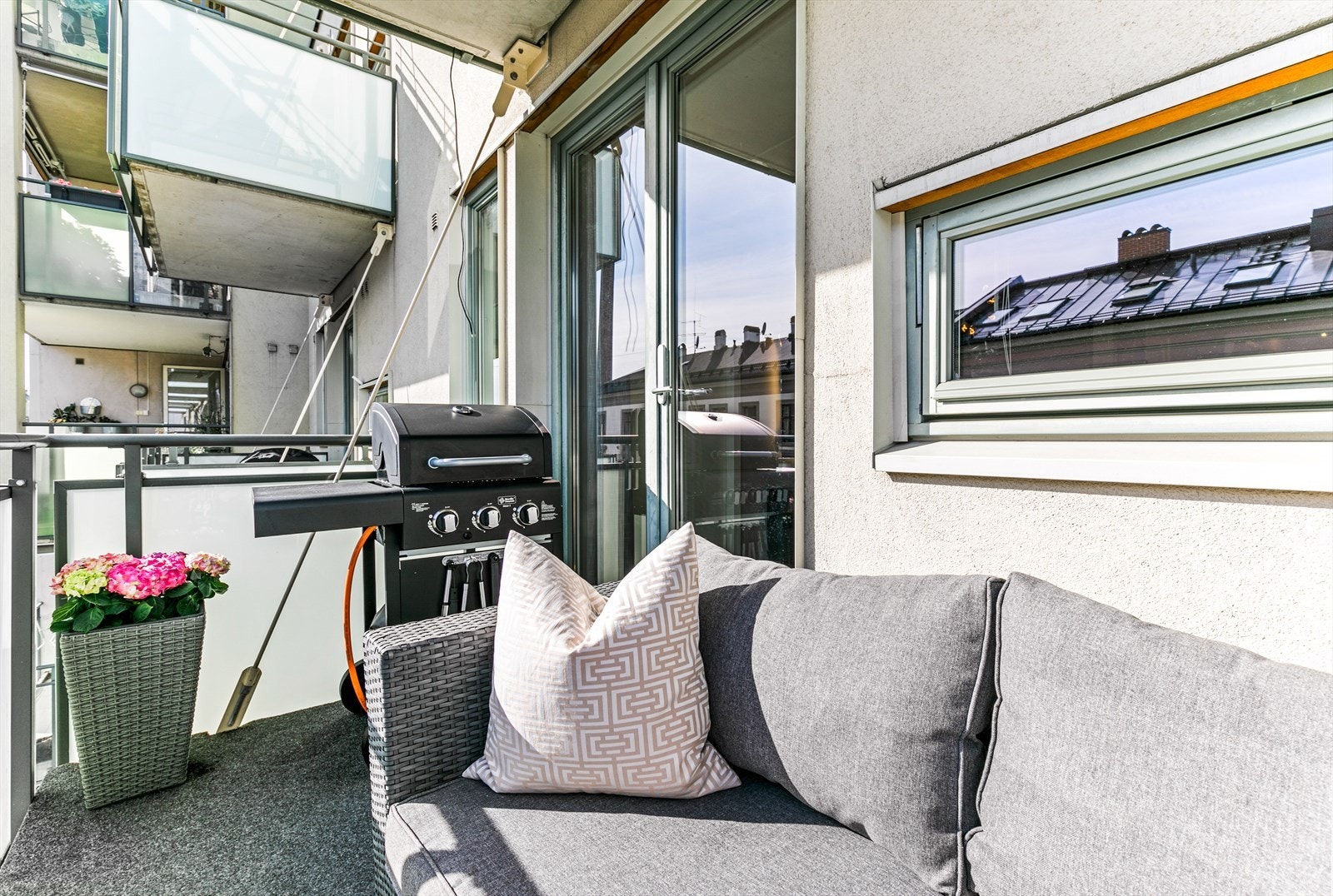 Balkongen har god plass til både møblement og grill. Galleribilde