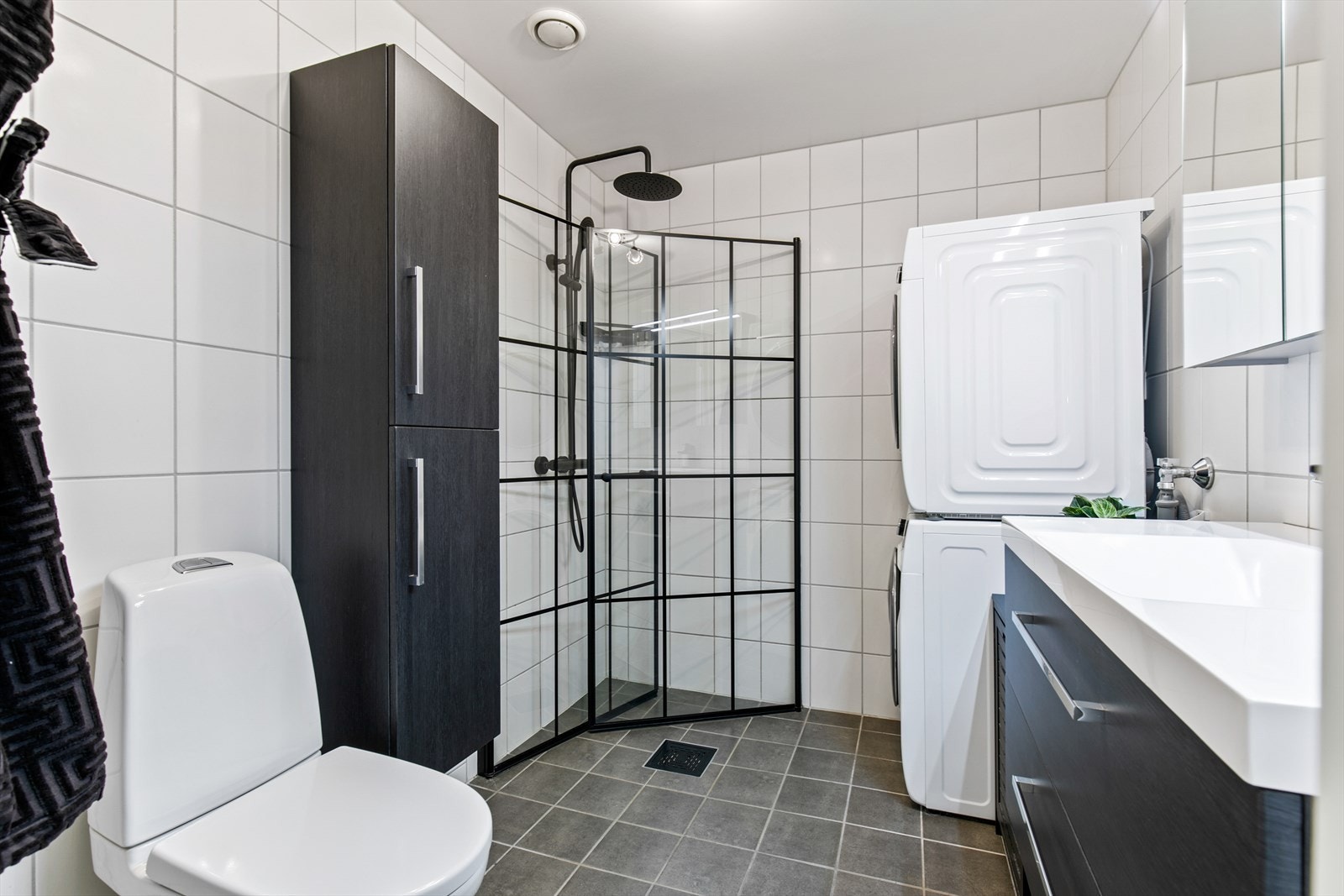 Tidløst baderom med varmekabler og god plass til vaskemaskin og tørketrommel. Romslig baderom. Galleribilde