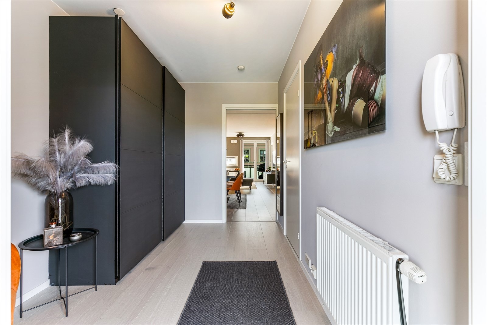 Entré med dørcalling. Gjennomgående bolig. Galleribilde
